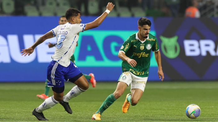 João Marcelo e Flaco López em lance de jogo entre Cruzeiro e Palmeiras