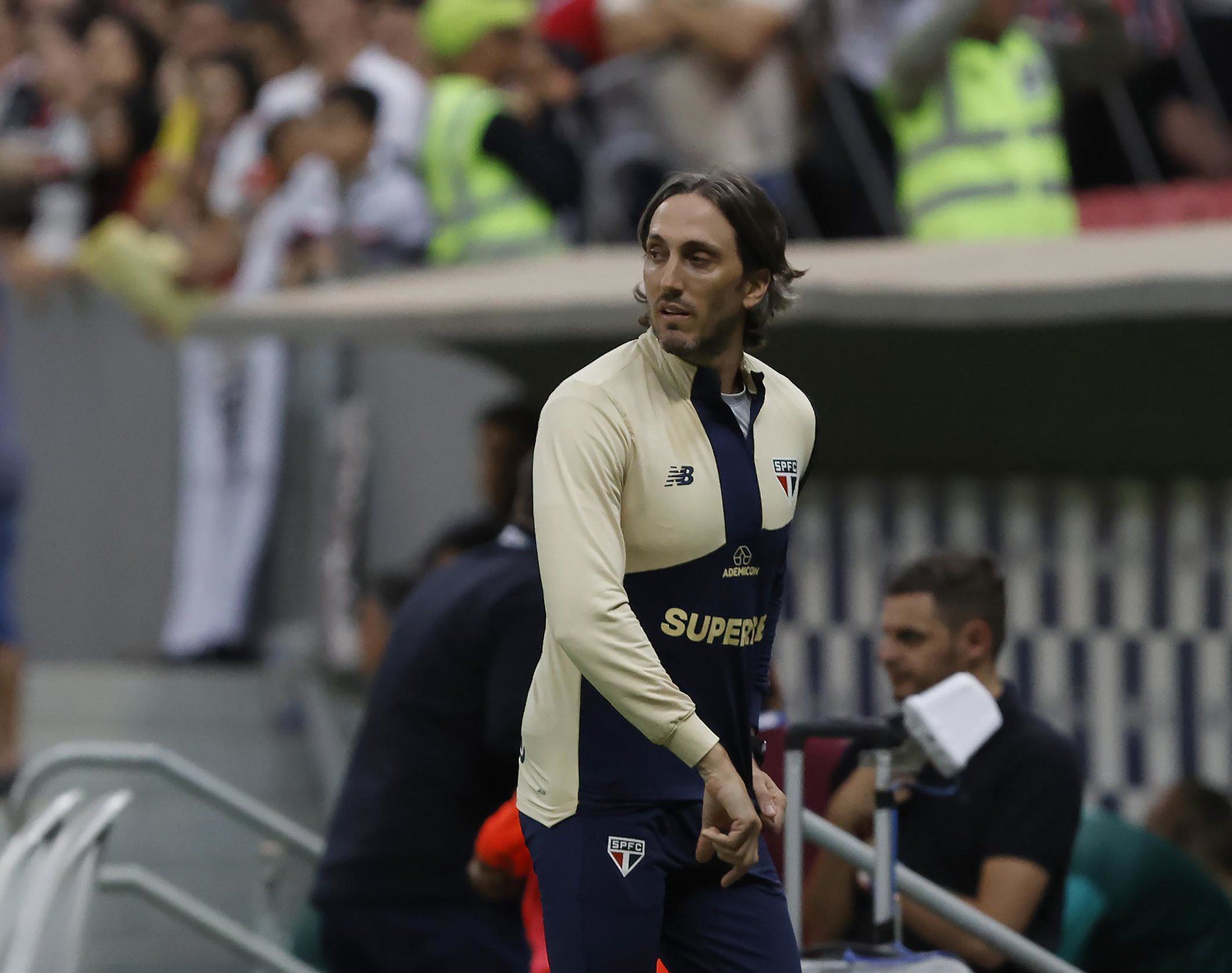 Suspenso, Zubeldía critica arbitragem no Brasil e é direto sobre James