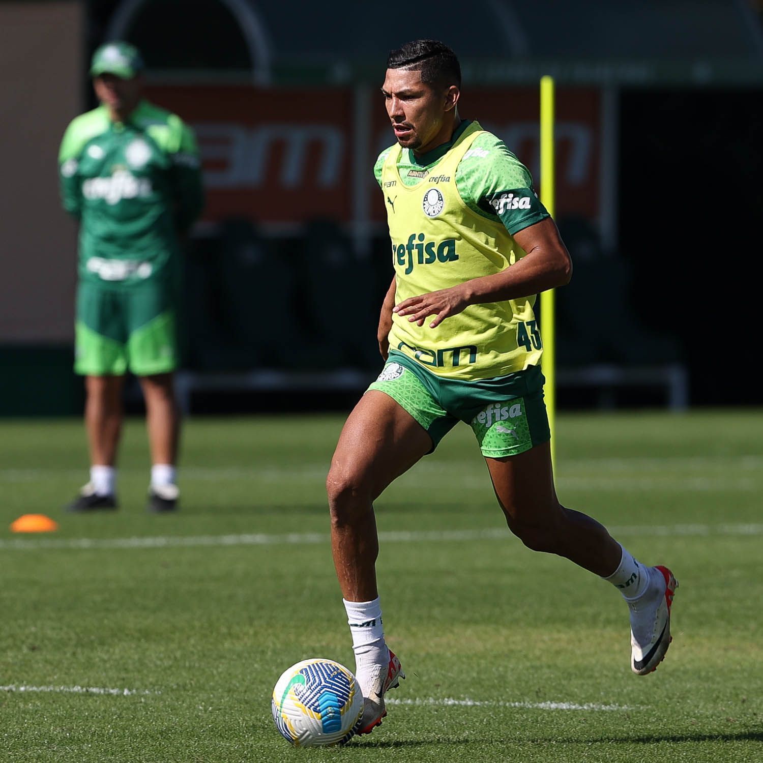 Presidente do Fluminense atualiza negociação com atacante Rony, do Palmeiras