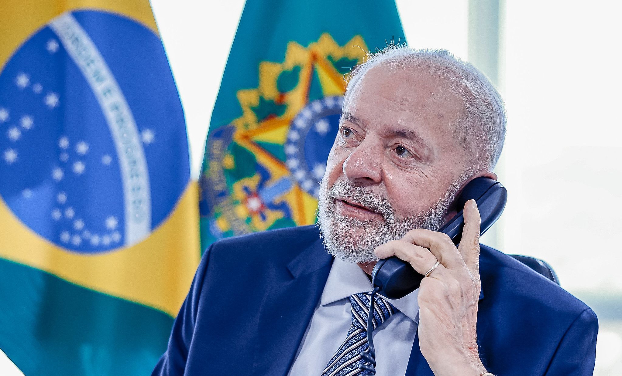 Em conversa por telefone, Lula convida presidente dos Emirados Árabes para visitar o Brasil
