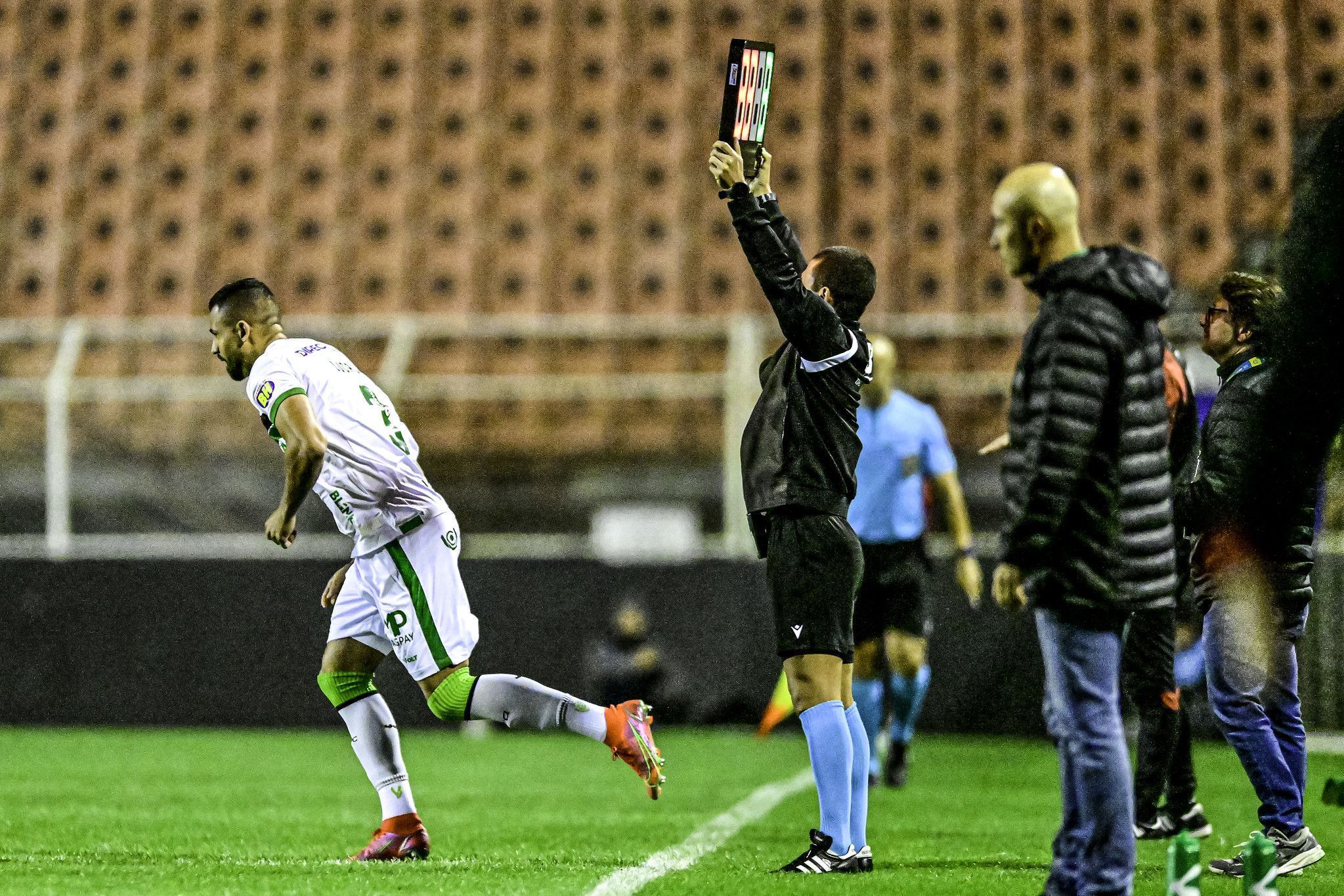 Lucão analisa estreia pelo América e valoriza empate pela Série B