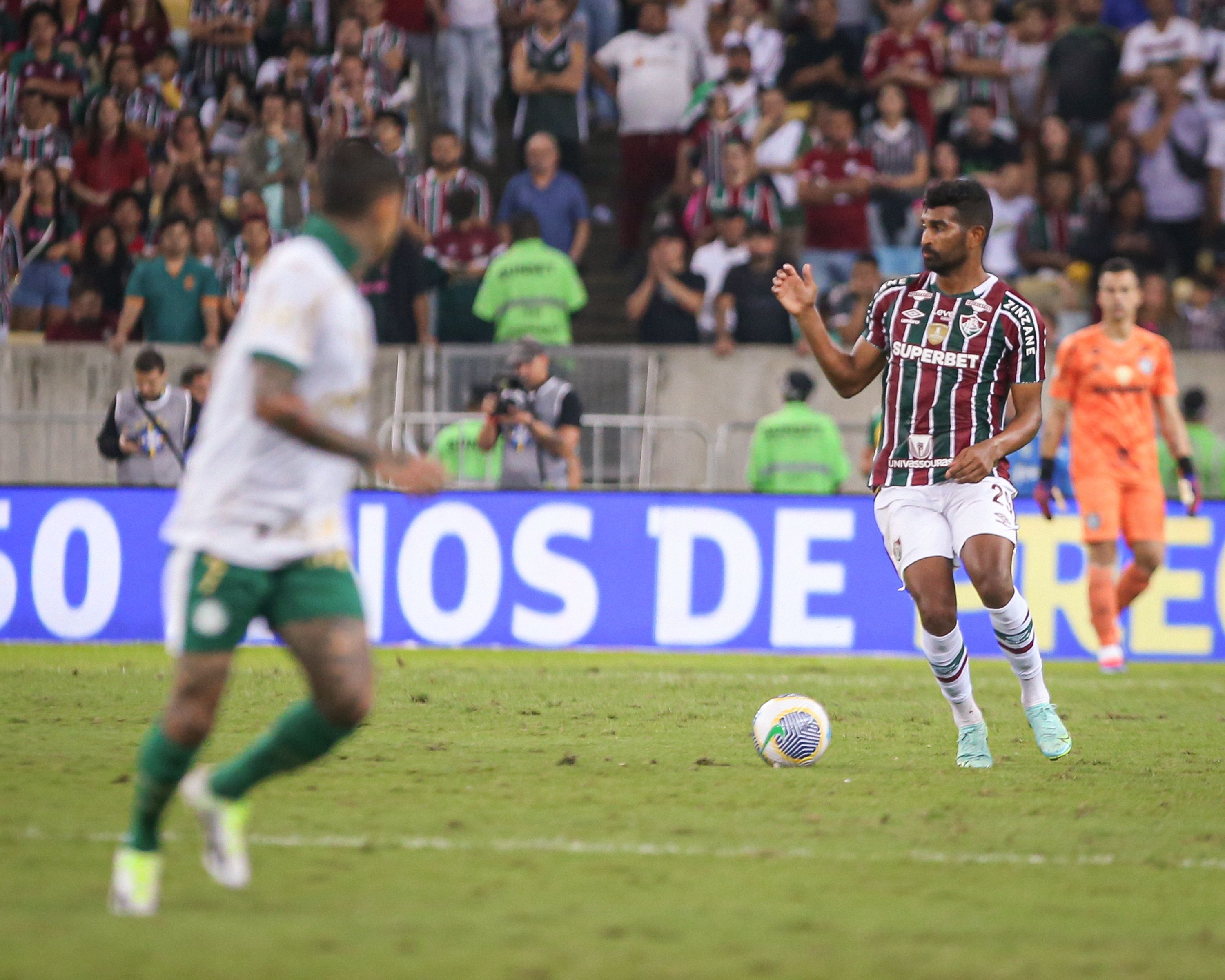 Novo titular, Thiago Santos exalta parceria no Fluminense com xará