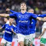 Dinenno volta a jogar pelo Cruzeiro após três meses, marca e se emociona