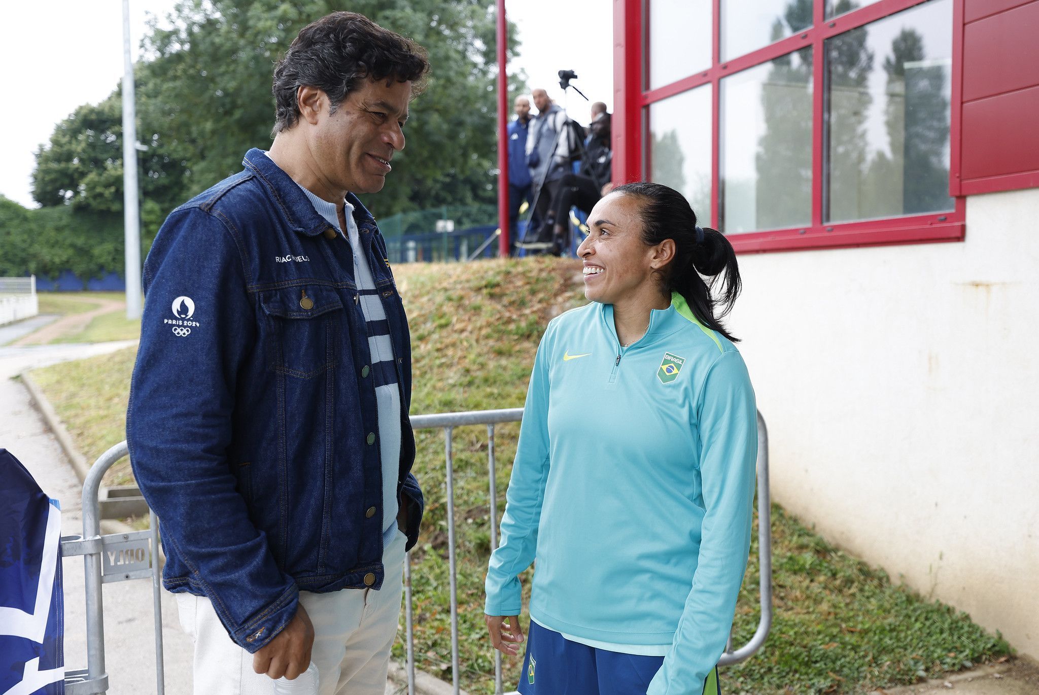 Futebol feminino: campeão do mundo visita Seleção Brasileira em Paris