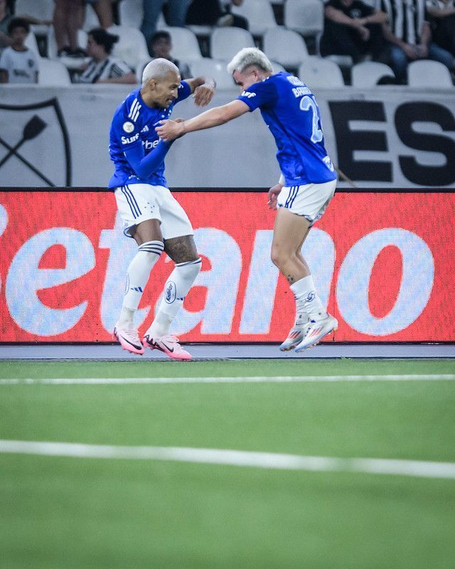 Barreal reage a golaço pelo Cruzeiro e rasga elogios a Matheus Pereira