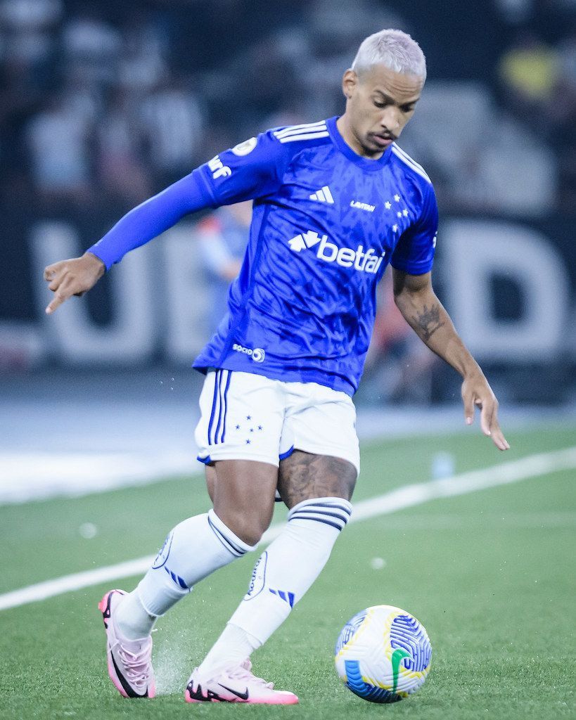Matheus Pereira brilha em goleada do Cruzeiro e supera 20 participações em gols no ano