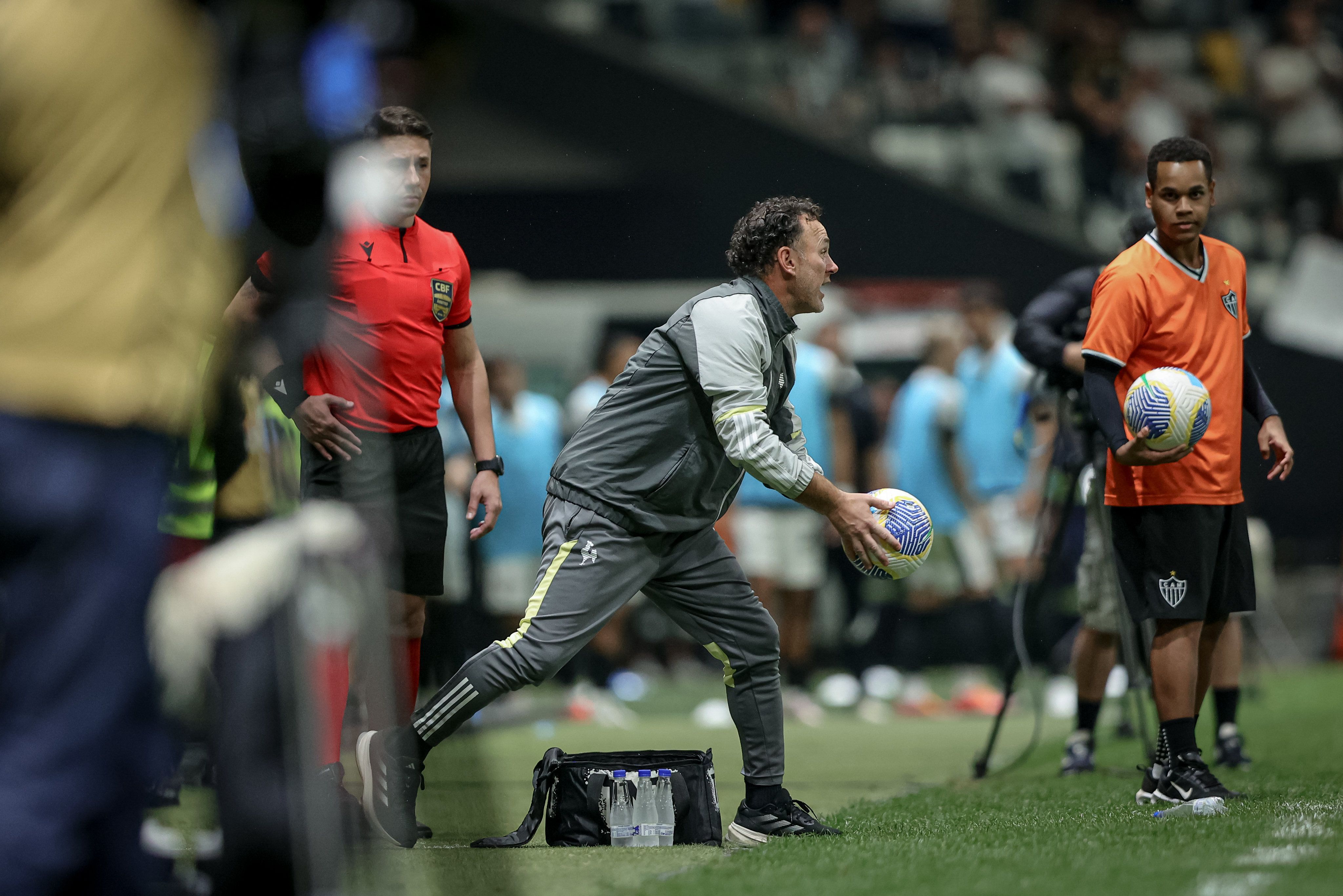 Milito admite surpresa com formação do Corinthians e analisa vitória do Atlético