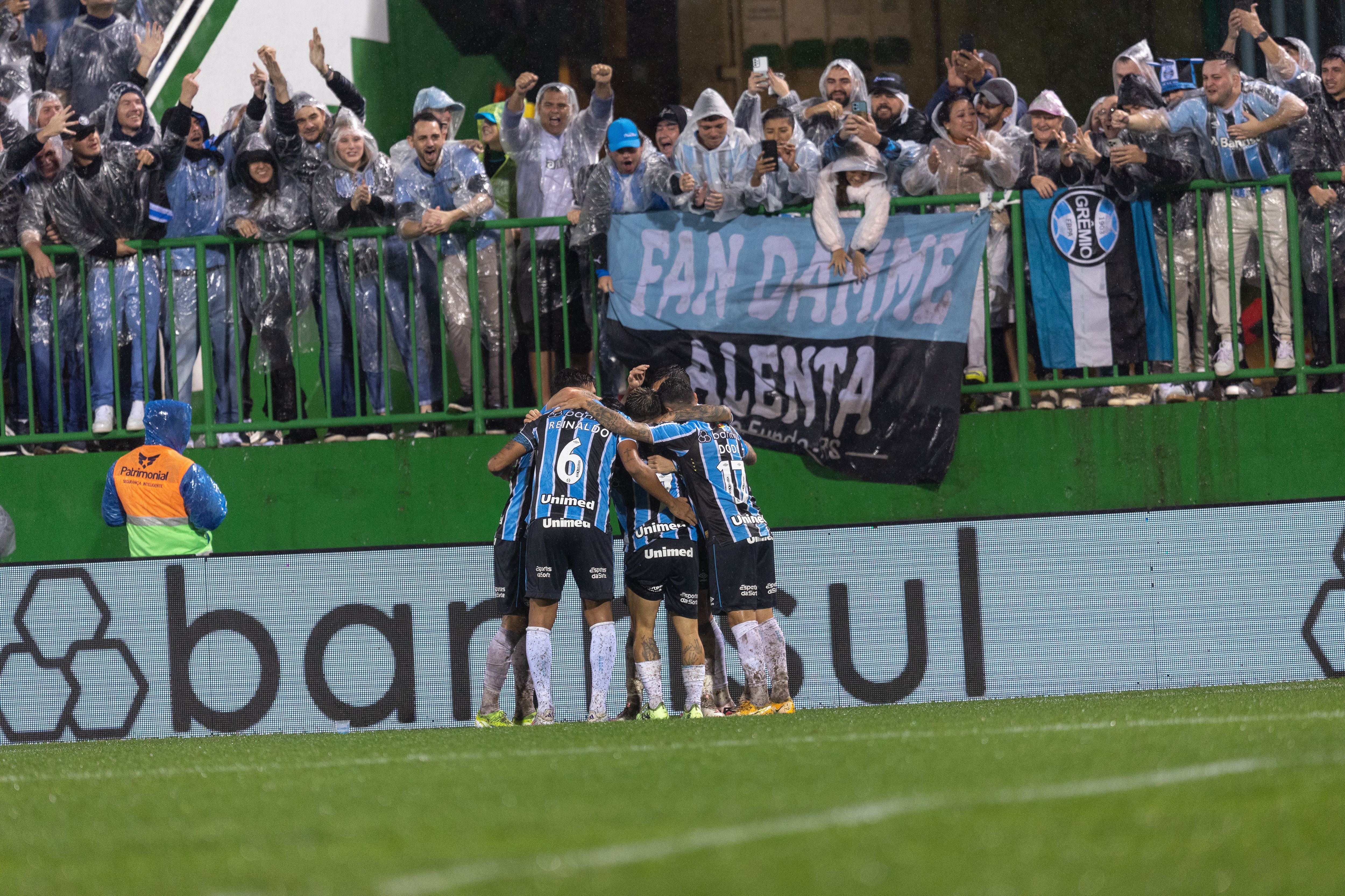 Grêmio vence o Vasco em Chapecó e deixa a zona de rebaixamento do Brasileirão