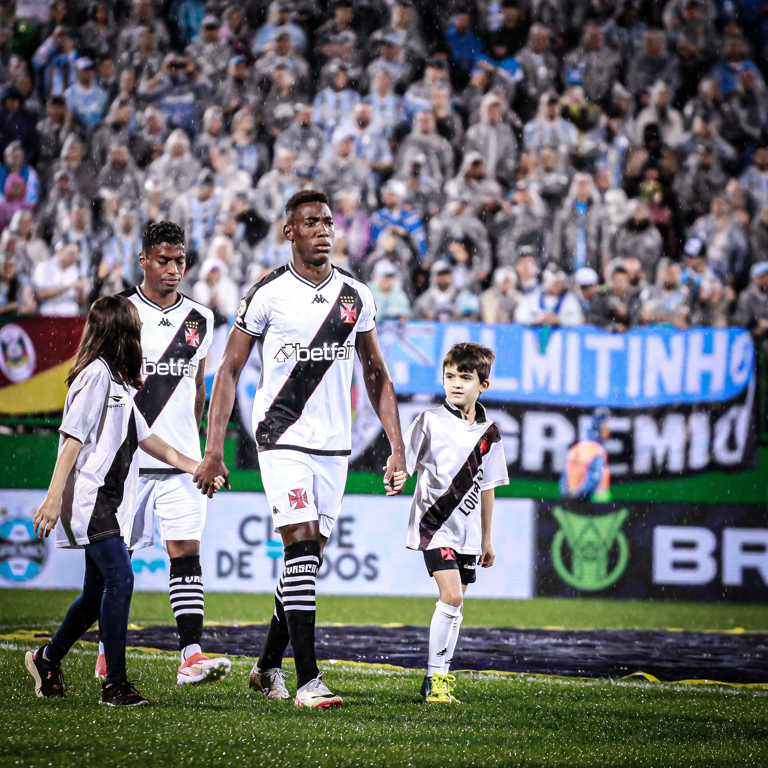 Rafael Paiva, técnico do Vasco, reage às críticas contra zagueiro titular