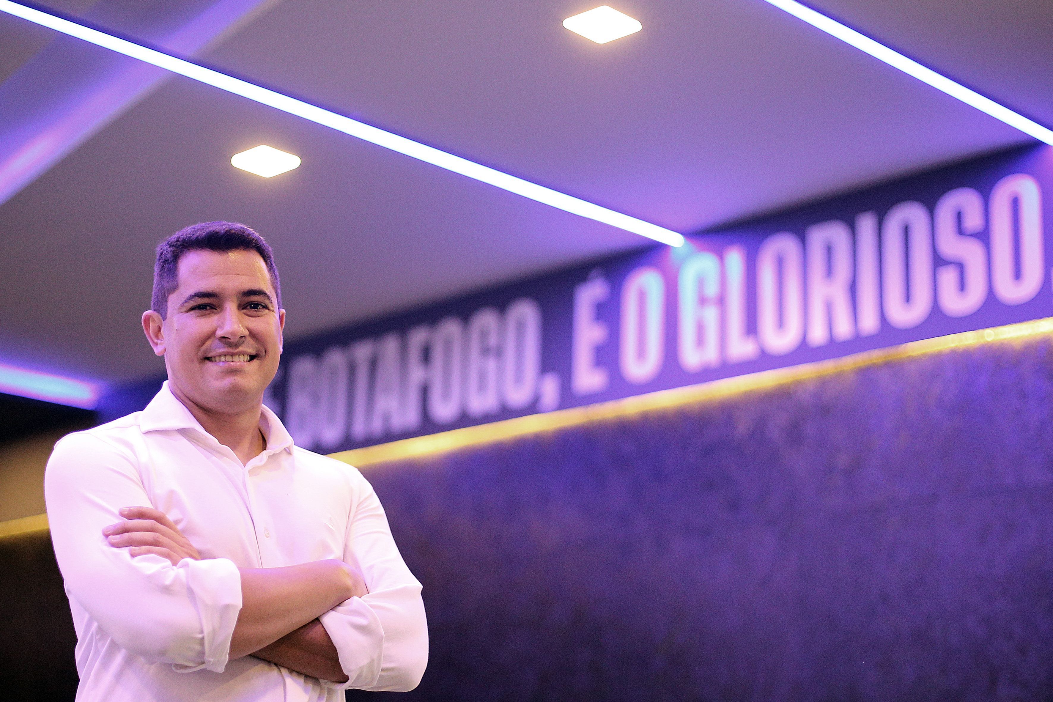 Pedro Martins inicia trabalho no Botafogo e destaca ambição de John Textor