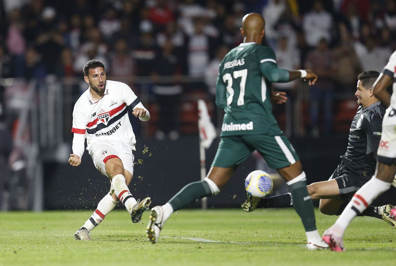 São Paulo mira classificação contra Goiás, mas tem desafio como visitante