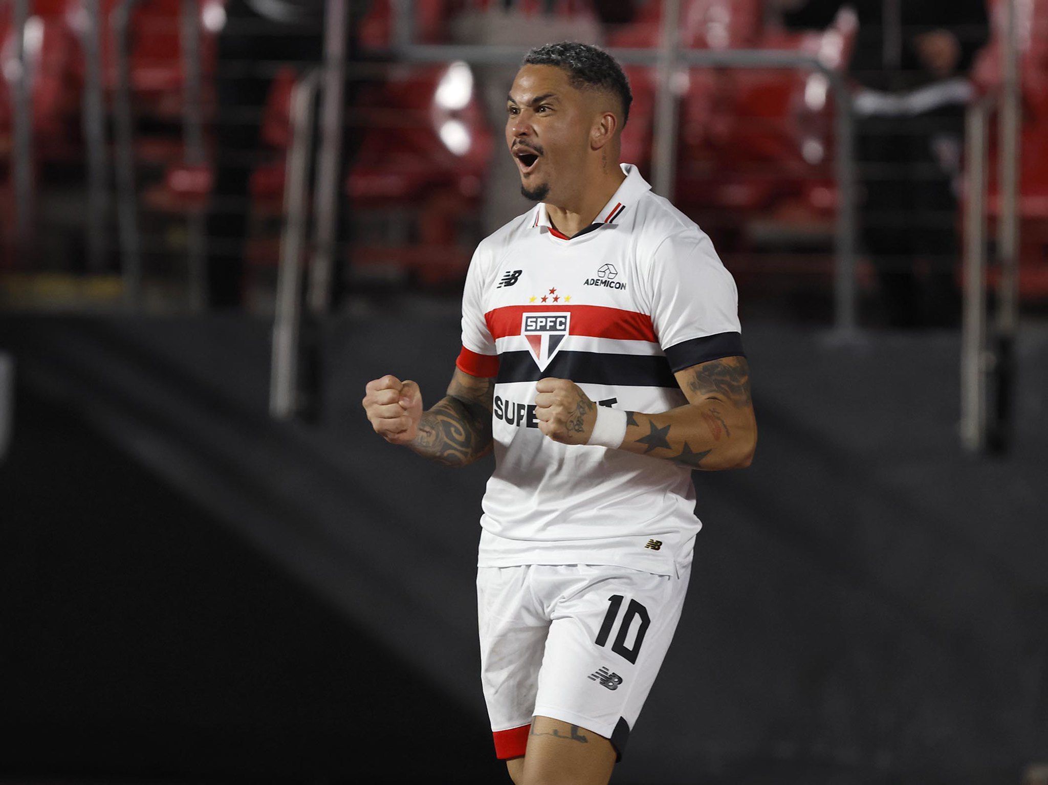 Perto de bater recorde de cartões no São Paulo, Luciano é defendido por Zubeldía