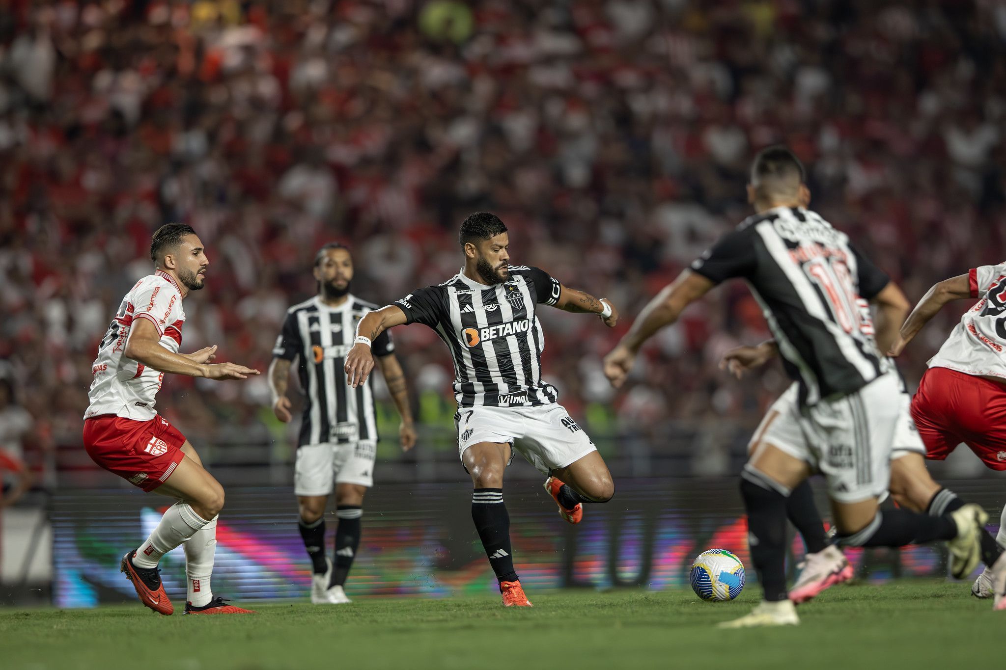 Hulk, do Atlético, publica fotos de recuperação de lesão e promete ‘voltar mais forte’
