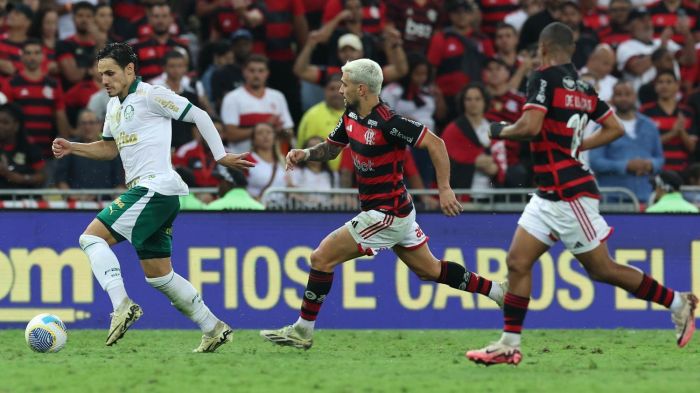Raphael Veiga e Arrascaeta disputam bola no primeiro confronto entre Flamengo e Palmeiras pelas oitavas de final Raphael Veiga e Arrascaeta disputam bola no primeiro confronto entre Flamengo e Palmeiras pelas oitavas de final