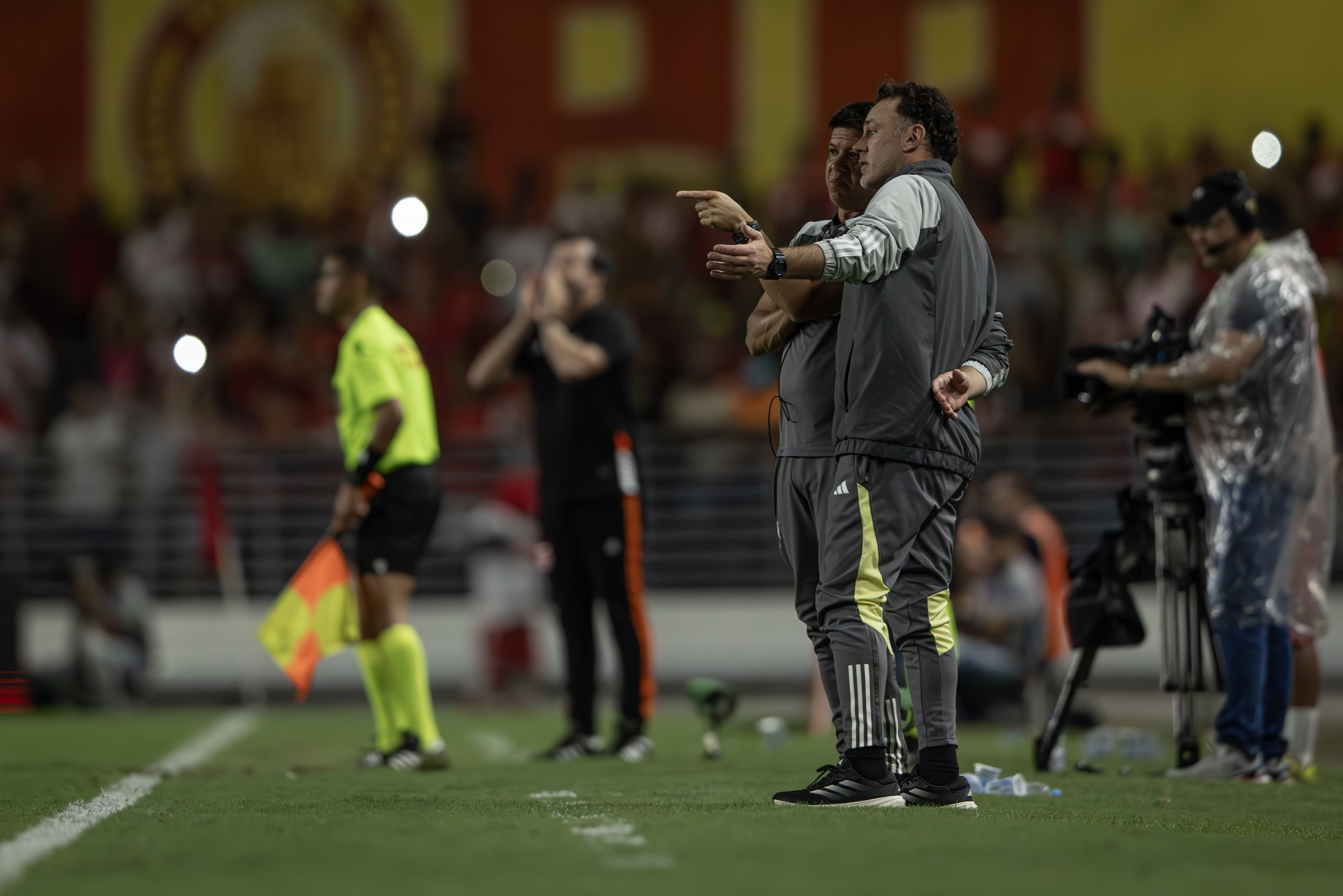 Milito valoriza reação do Atlético, mas 'cobra' humildade, concentração e compromisso