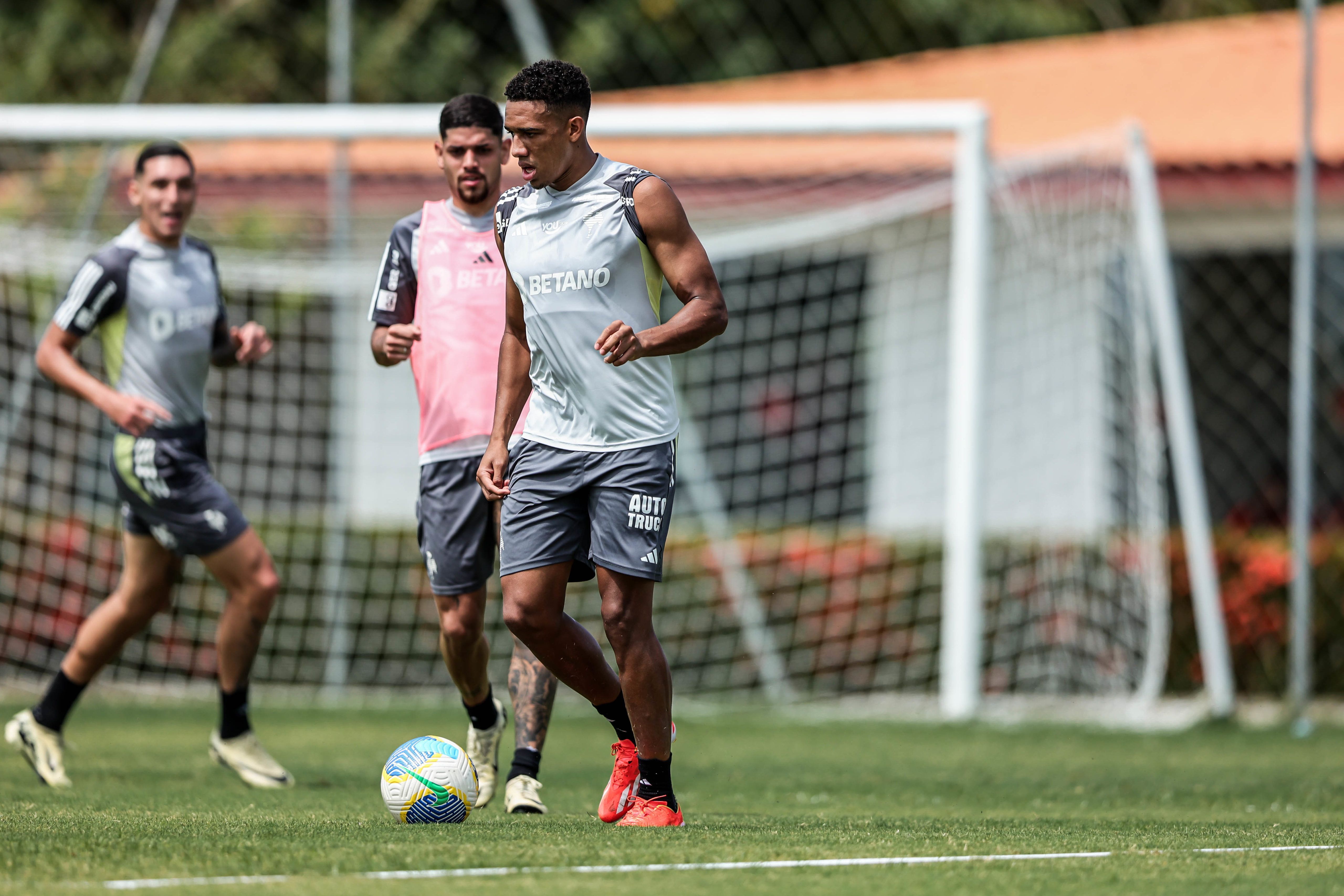Livre de lesão, cria do Atlético quer 'segunda chance' com Milito