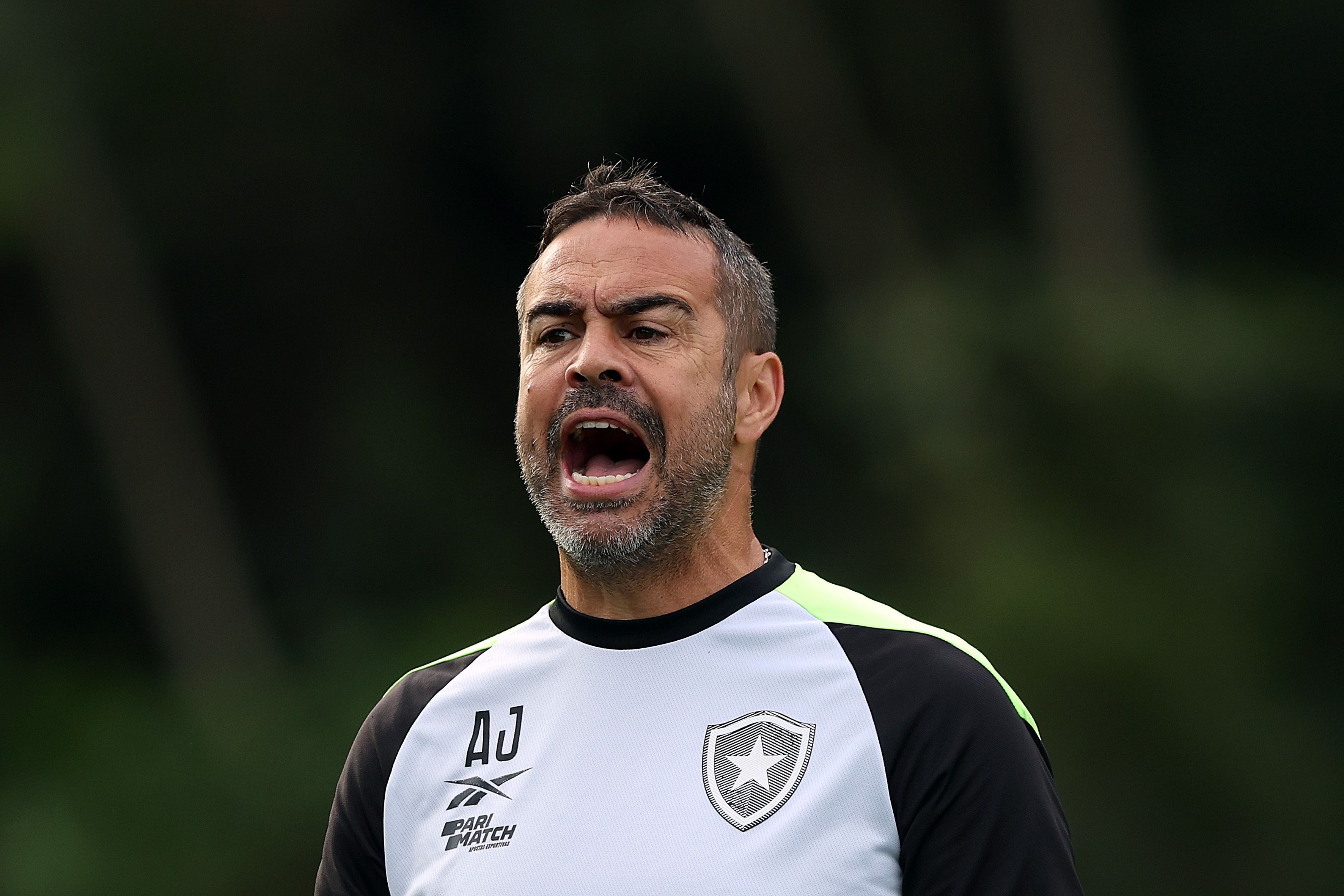 Botafogo visita o lanterna Atlético-GO em pior sequência com Artur Jorge
