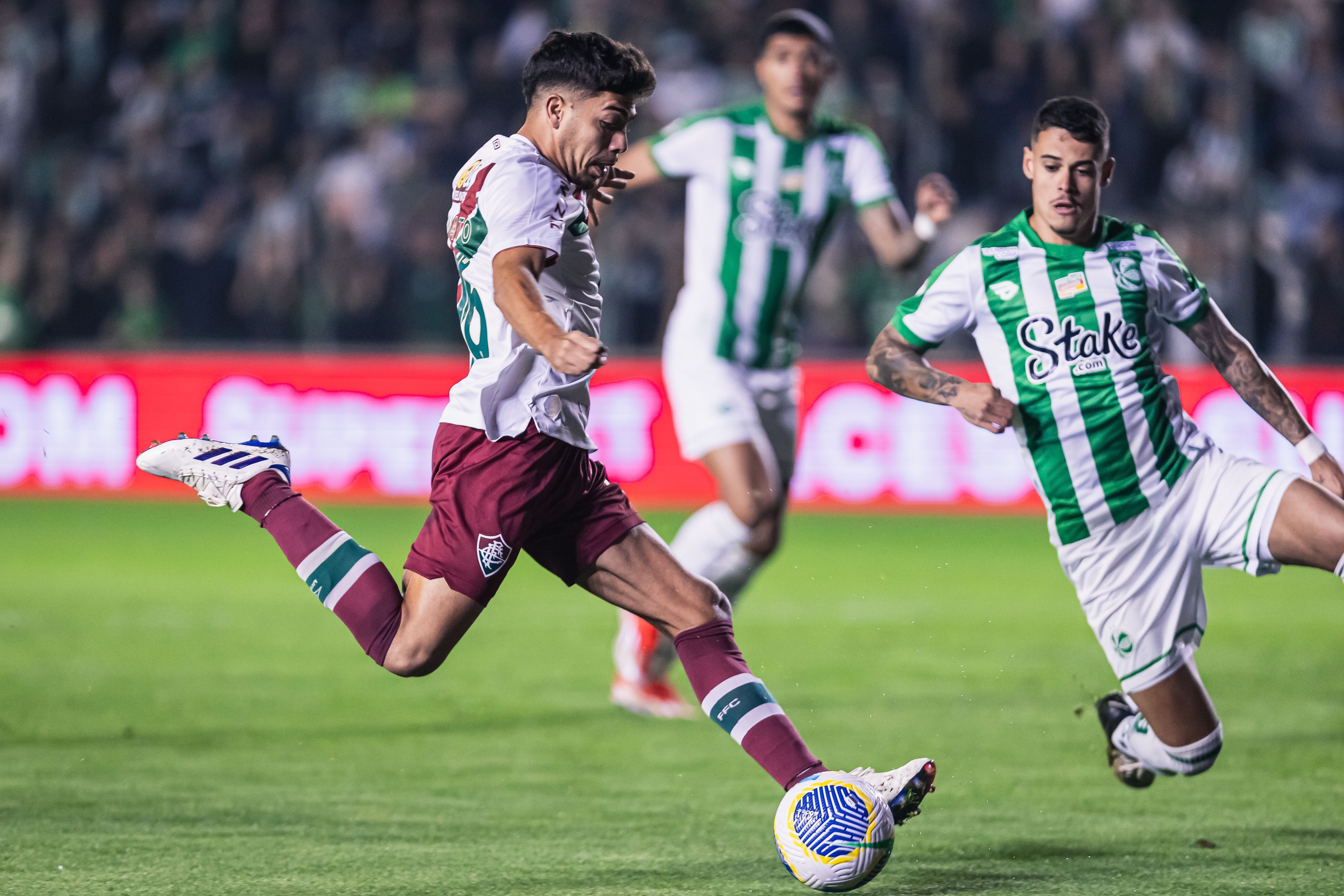 Volante do Fluminense sofre problema no tornozelo e vira desfalque