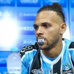 Braithwaite se declara para o Brasil em apresentação no Grêmio