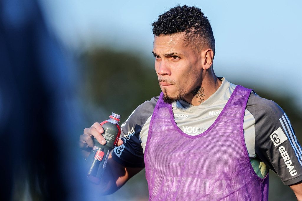 Paulinho, do Atlético, fala sobre possível ausência em clássico contra o Cruzeiro