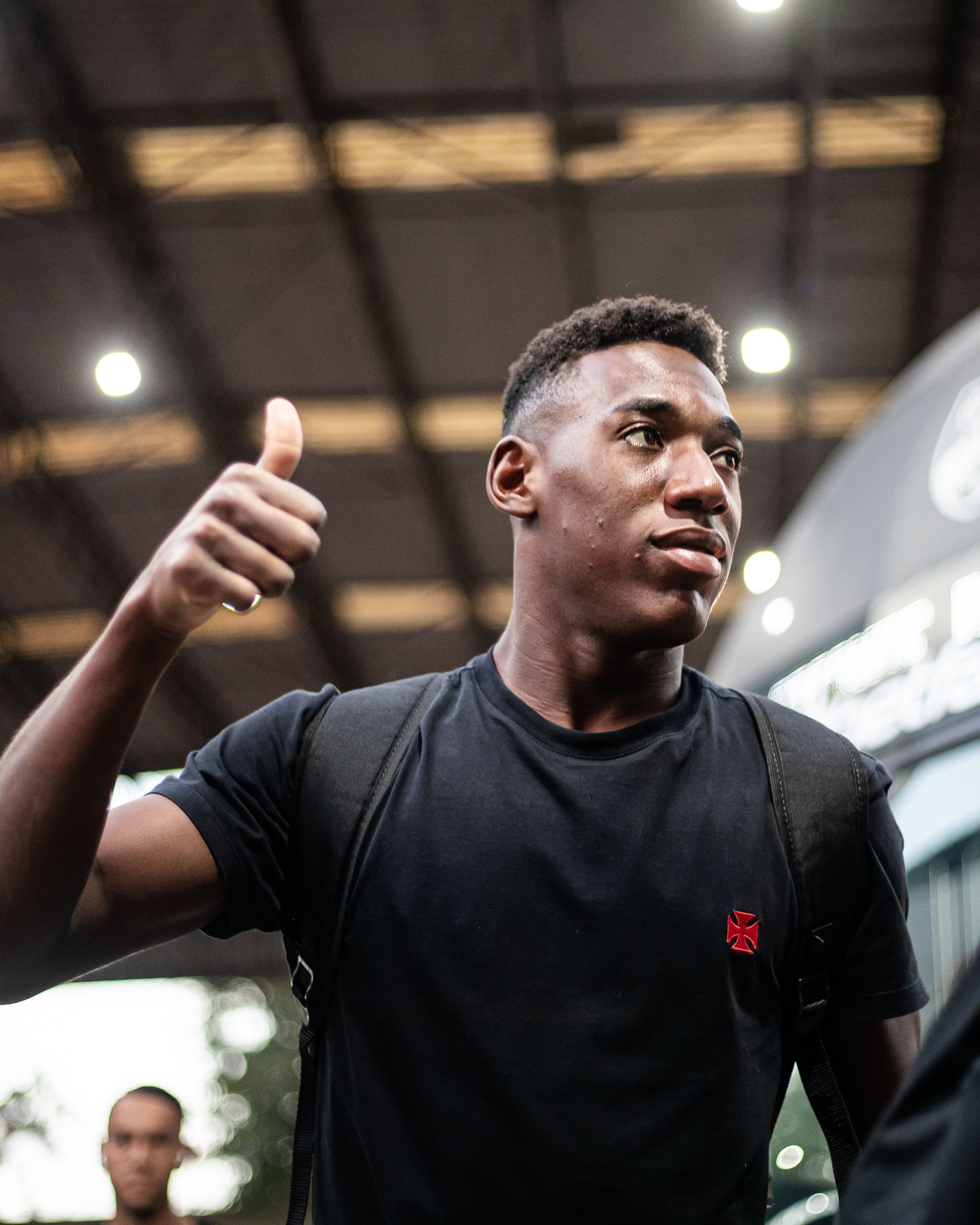 Criticado pela torcida, zagueiro do Vasco desabafa e faz promessa