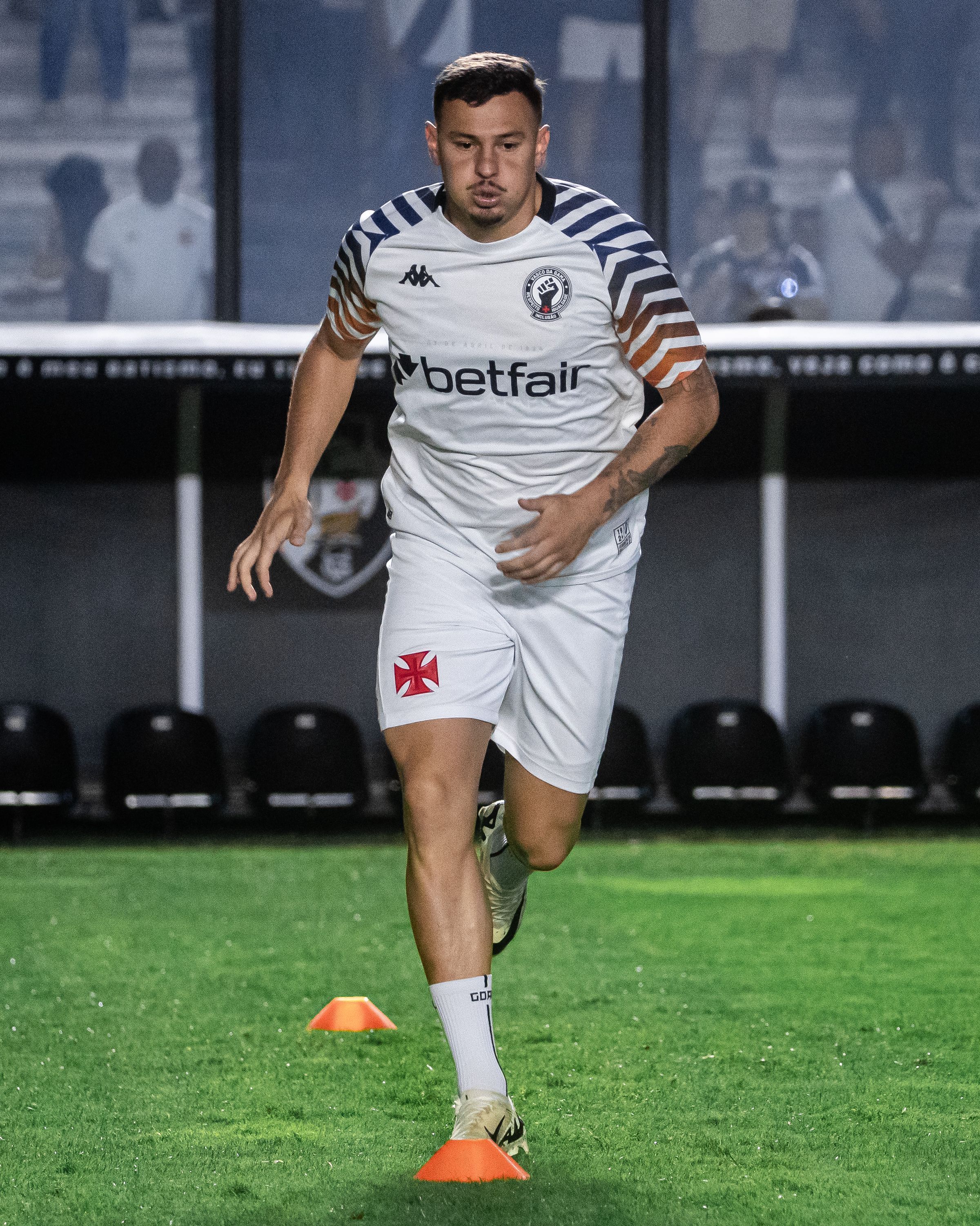Volante do Vasco aponta o grande vilão da instabilidade da equipe nos últimos jogos