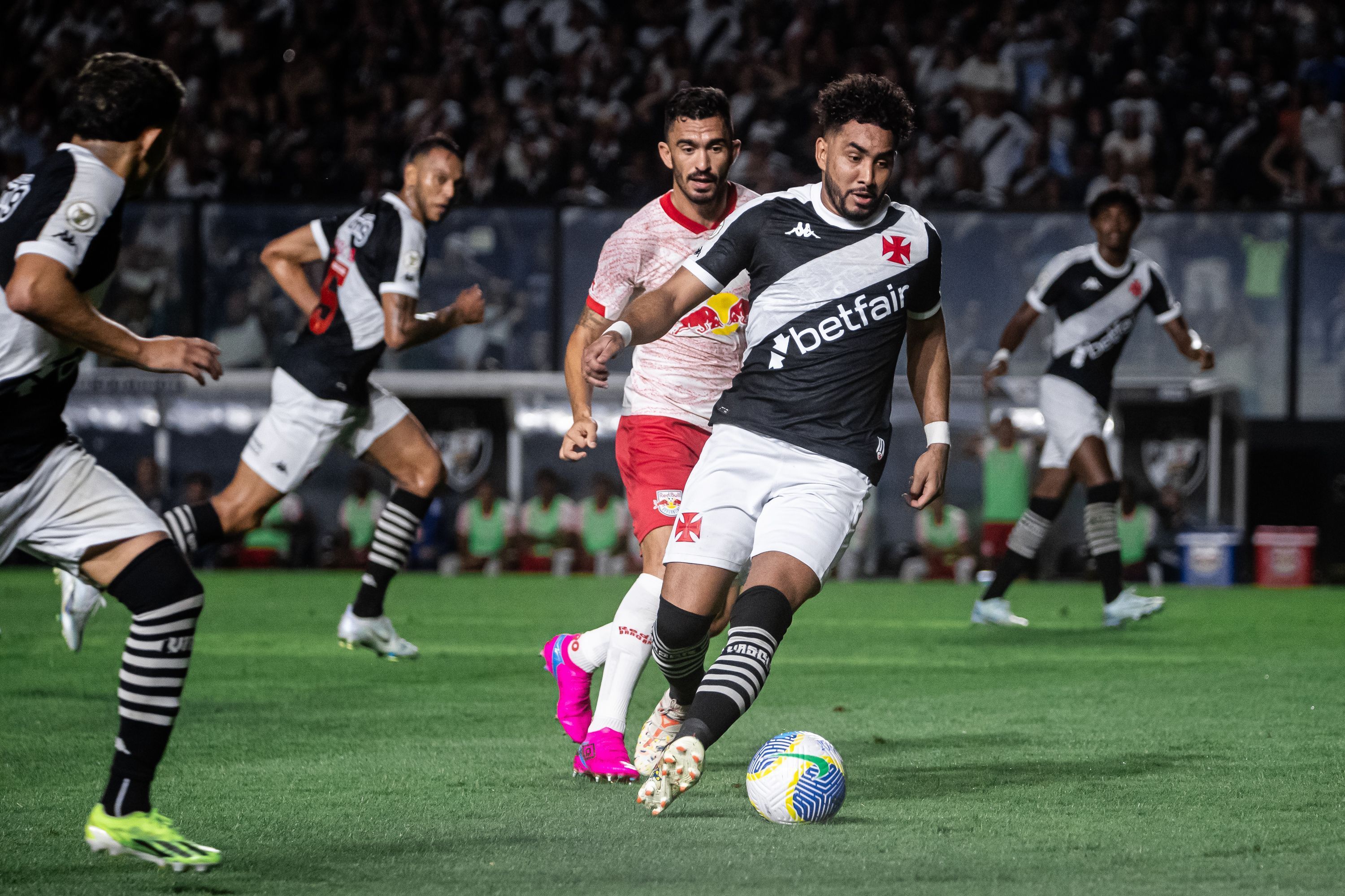 Payet recupera forma no Vasco e pode voltar ao time titular na Copa do Brasil
