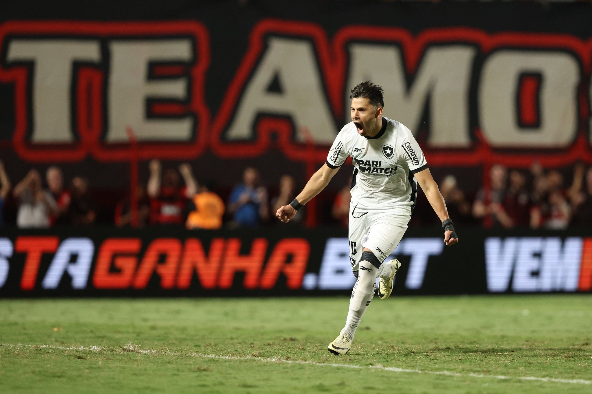 Botafogo atropela Atlético-GO e esquenta briga pela liderança da Série A