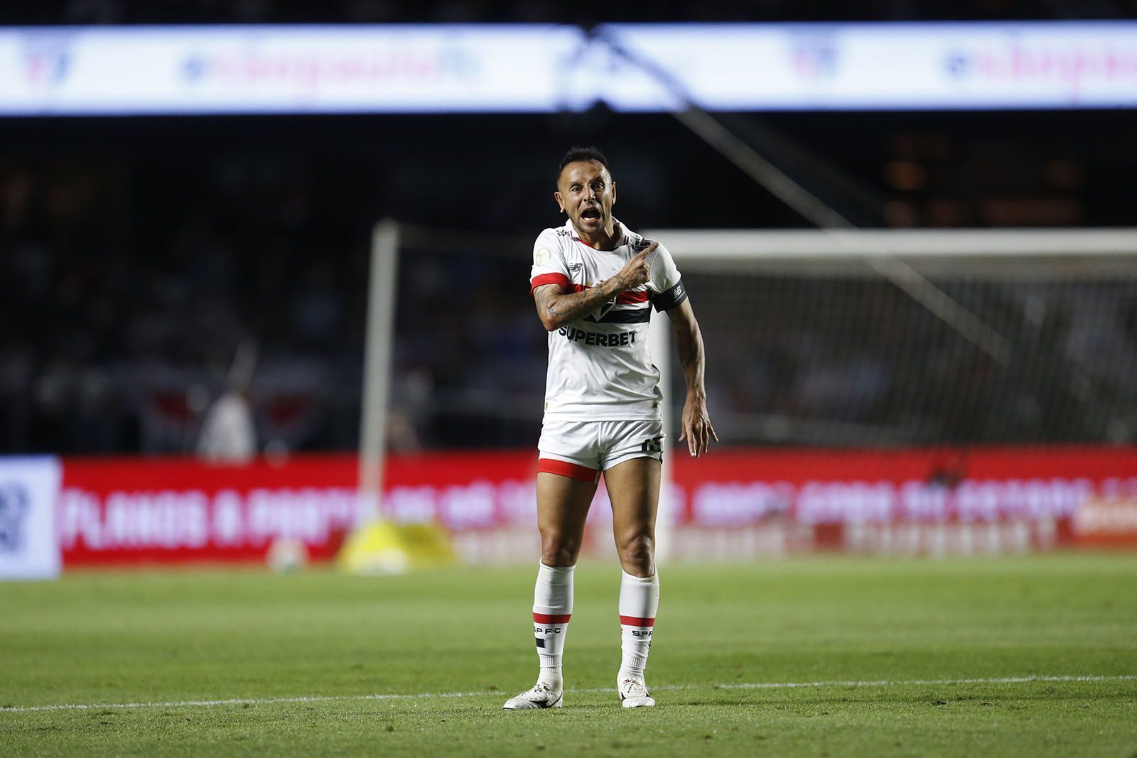 Vai parar? Rafinha avalia futuro após entrar em reta final de contrato com São Paulo