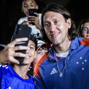 Jogadores do Cruzeiro foram recepcionados por muitos torcedores na chegada a Vitória-ES