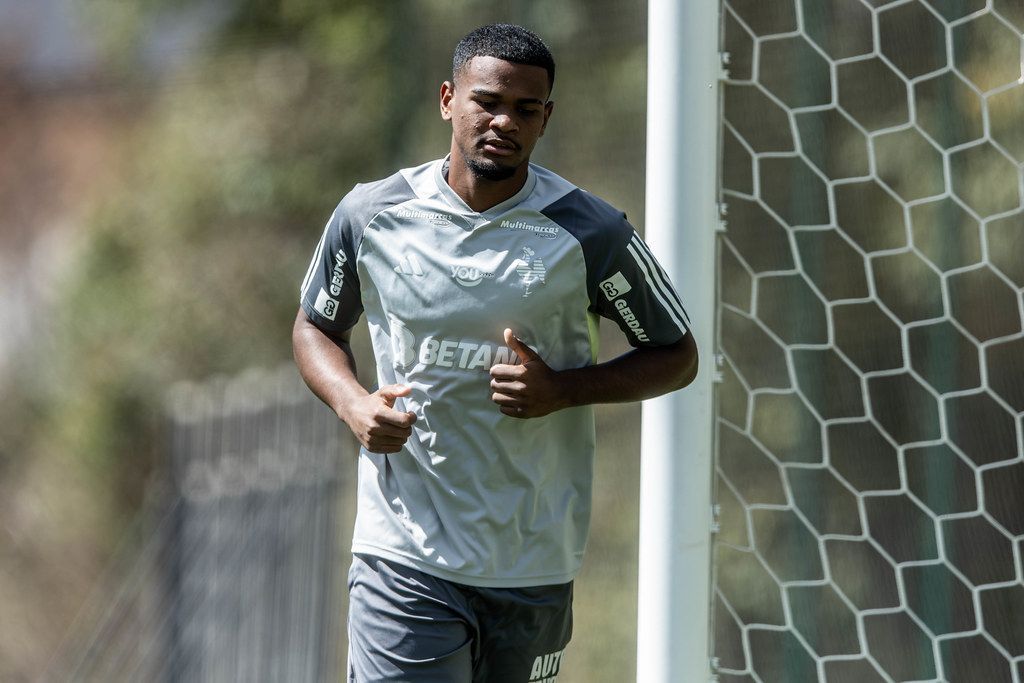 Atacante do Atlético é liberado e vira opção para Milito no clássico