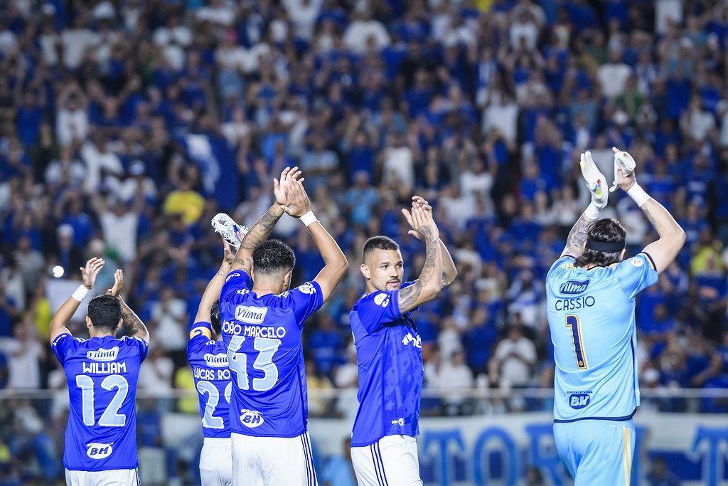 Titular do Cruzeiro leva cartão nos acréscimos e está fora do clássico no Brasileirão