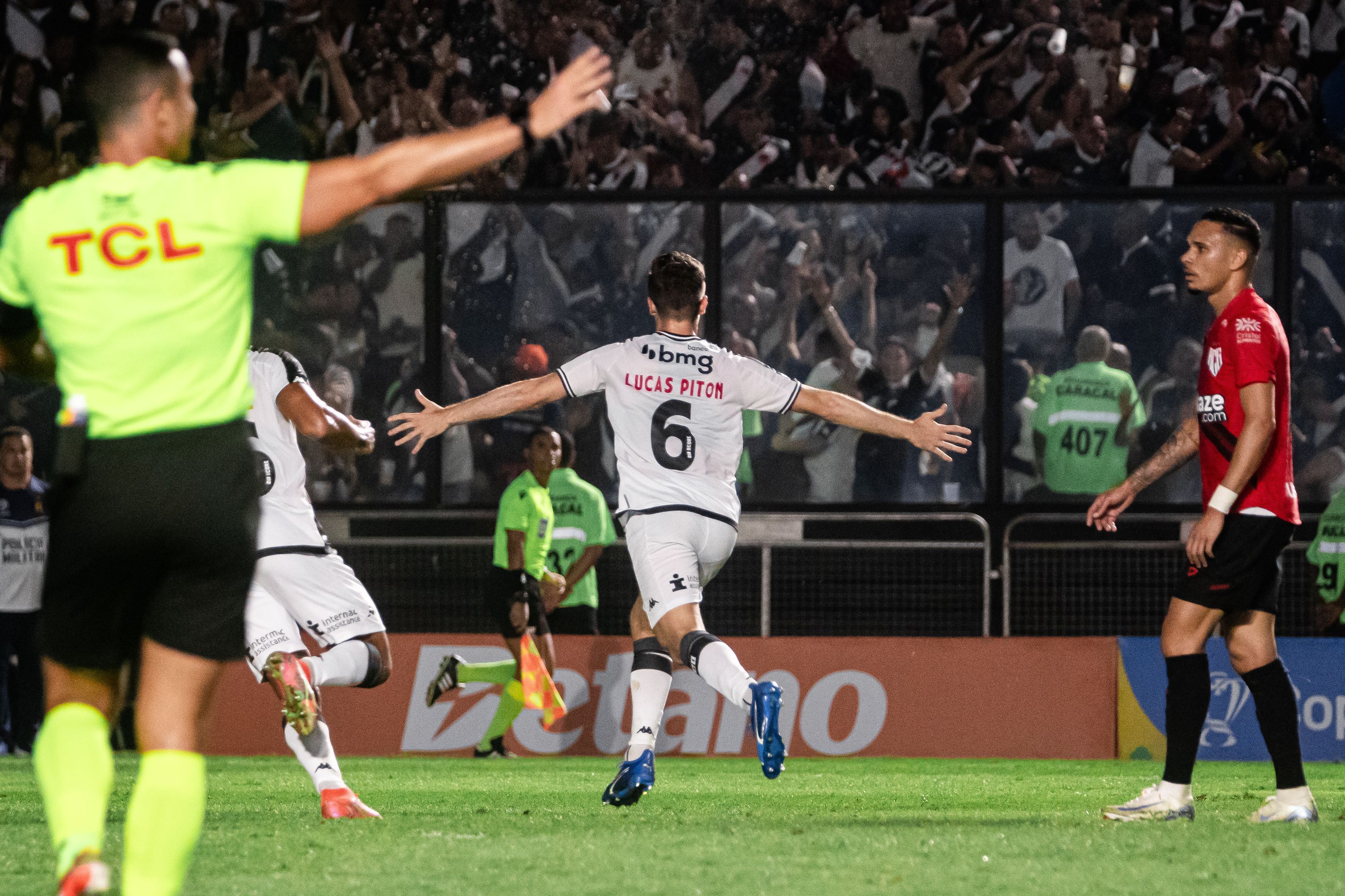 Vasco faz o dever de casa, vence o Atlético-GO e avança na Copa do Brasil