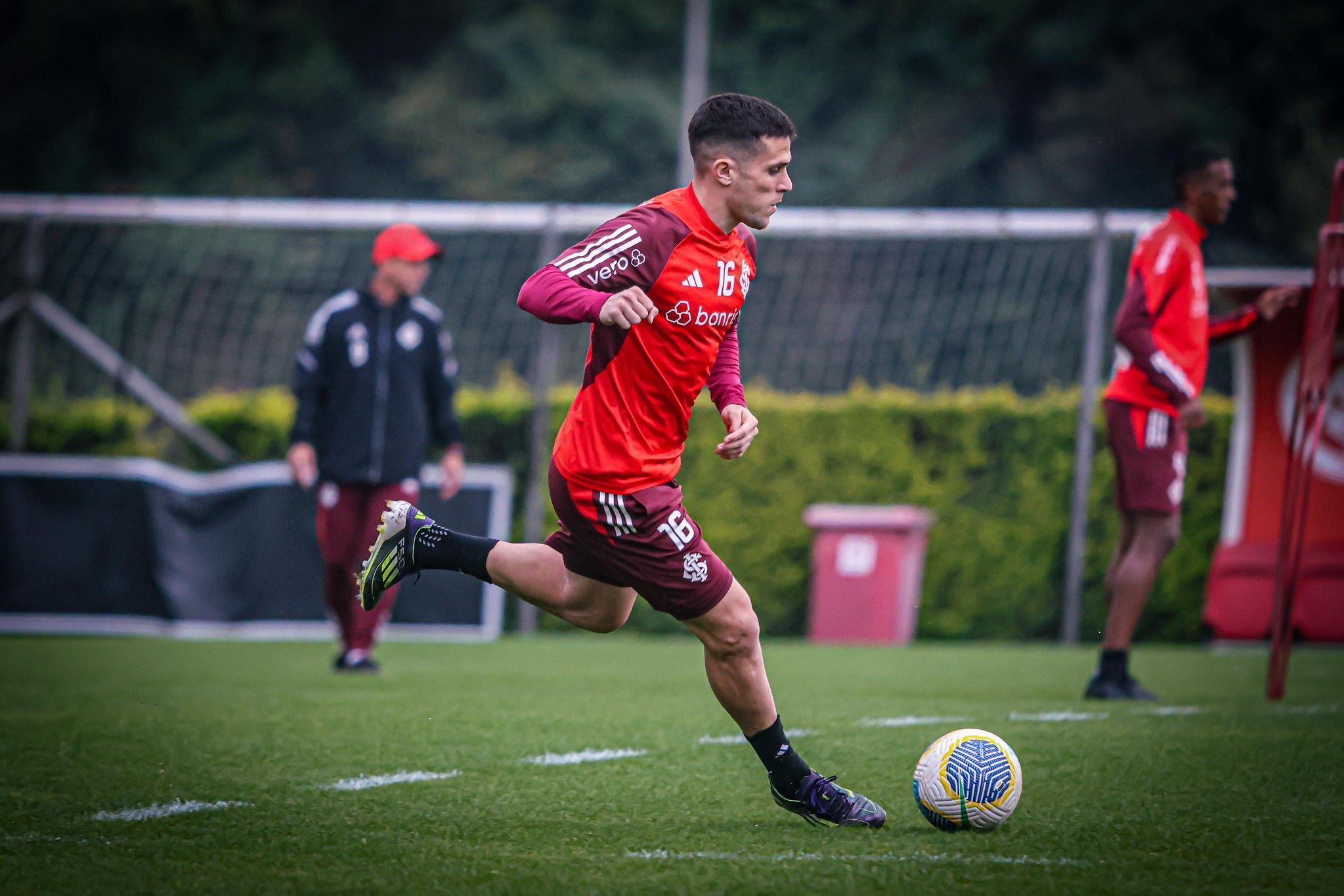 De saída do Inter, Bustos treina separado do grupo; fonte confirma negócio