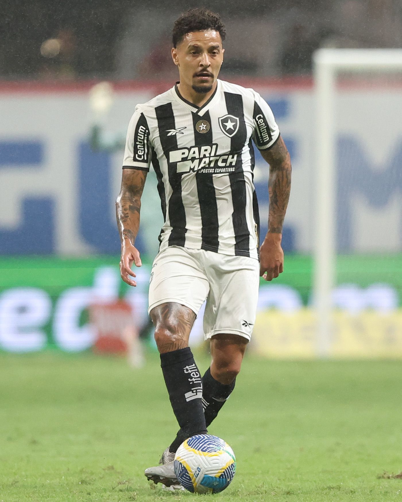 Textor ironiza VAR e dirigente do Botafogo ataca CBF após expulsão de Gregore
