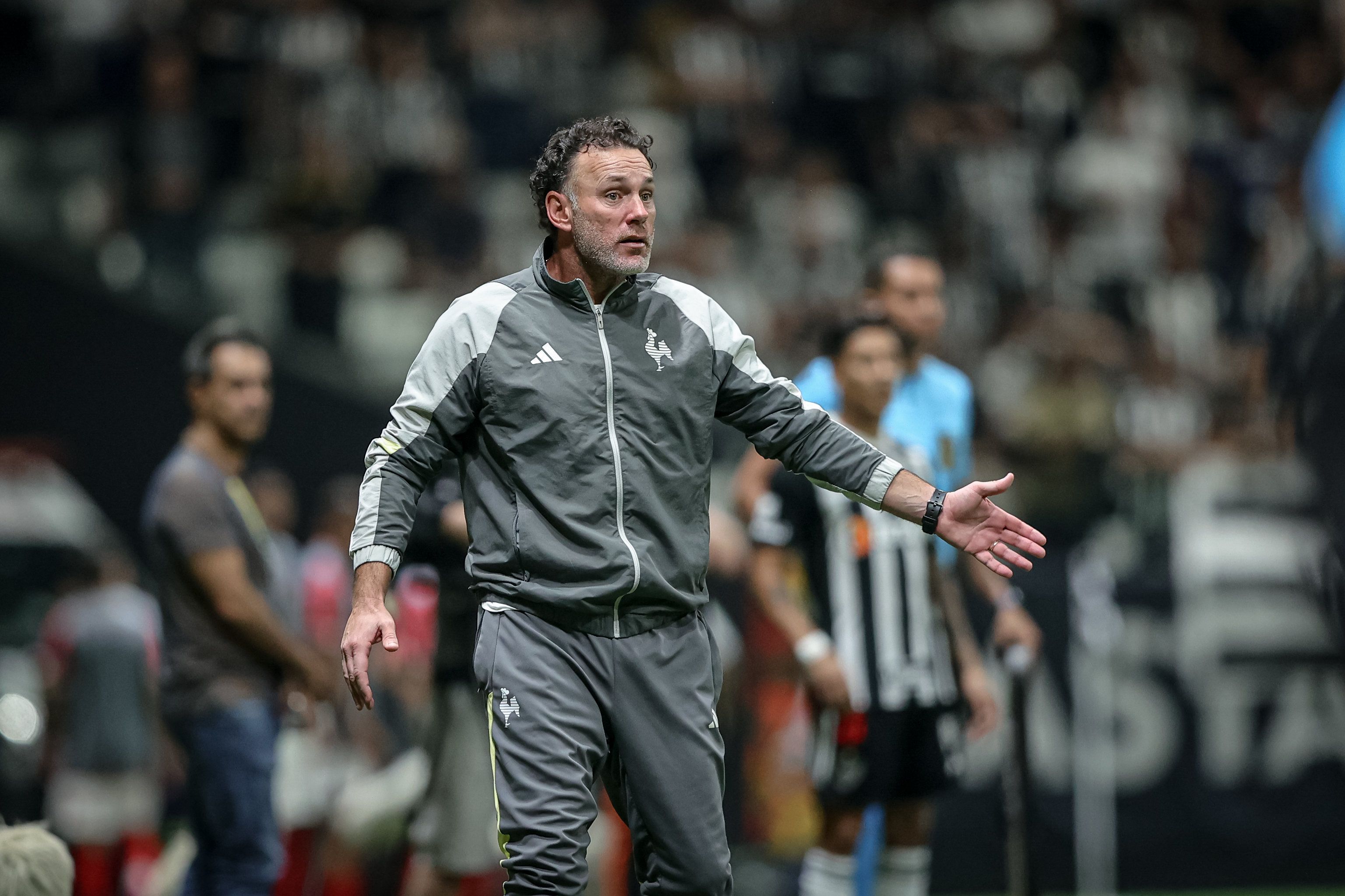 Milito celebra classificação do Atlético na Copa do Brasil: 'Um jogo completo'