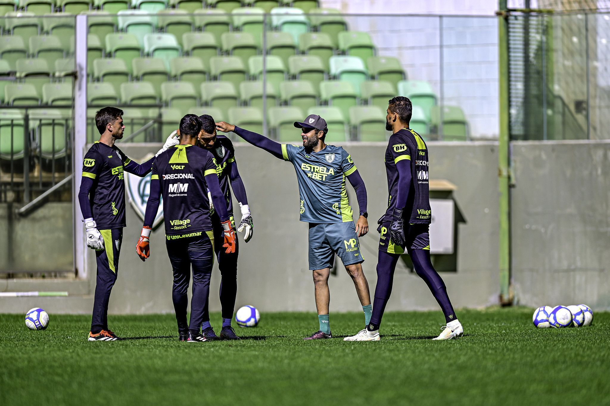 Titular do América sofre fratura na mão e virá desfalque; saiba detalhes da lesão
