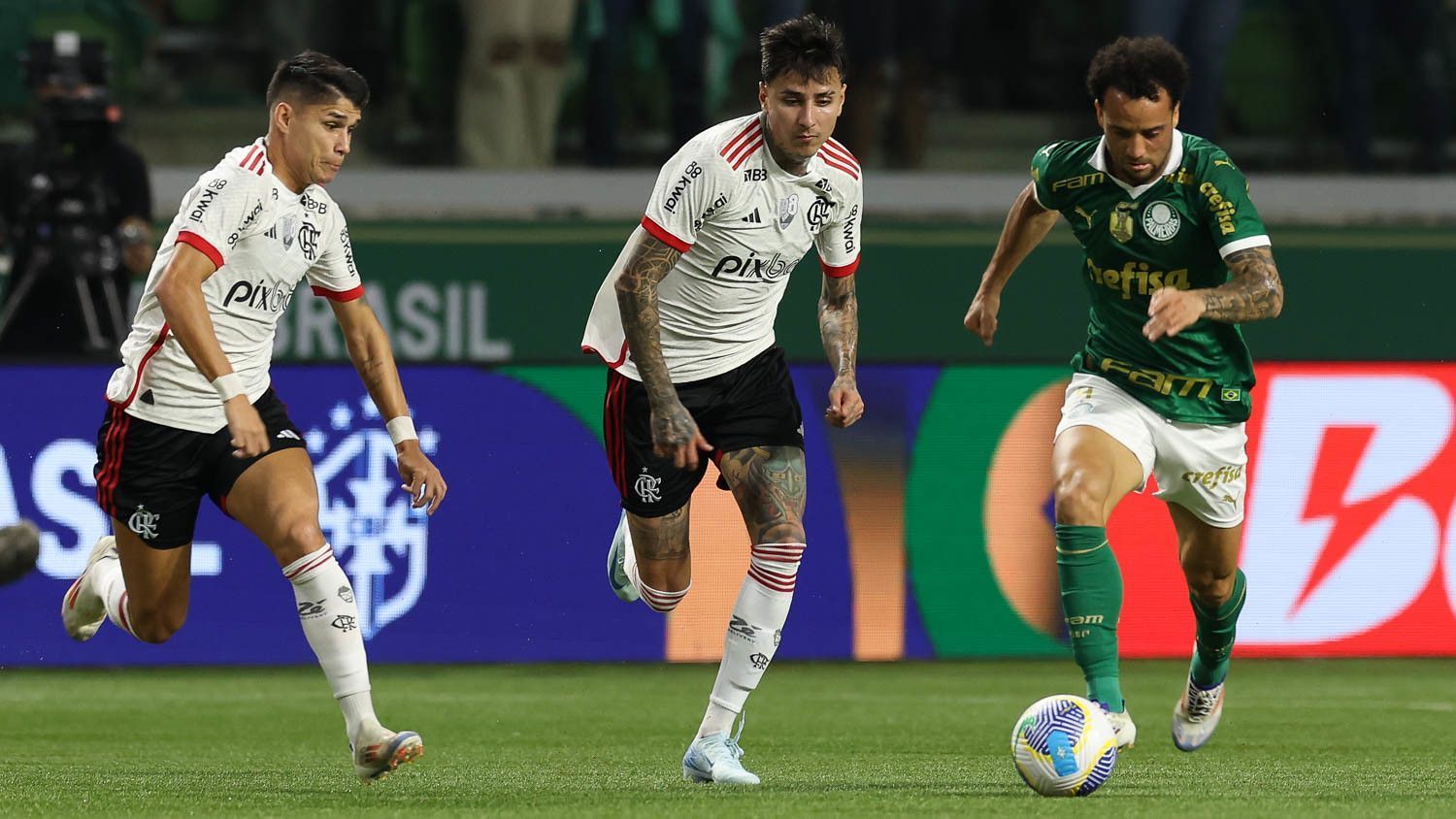 Em jogo com VAR protagonista, Palmeiras vence, mas Flamengo avança na Copa do Brasil