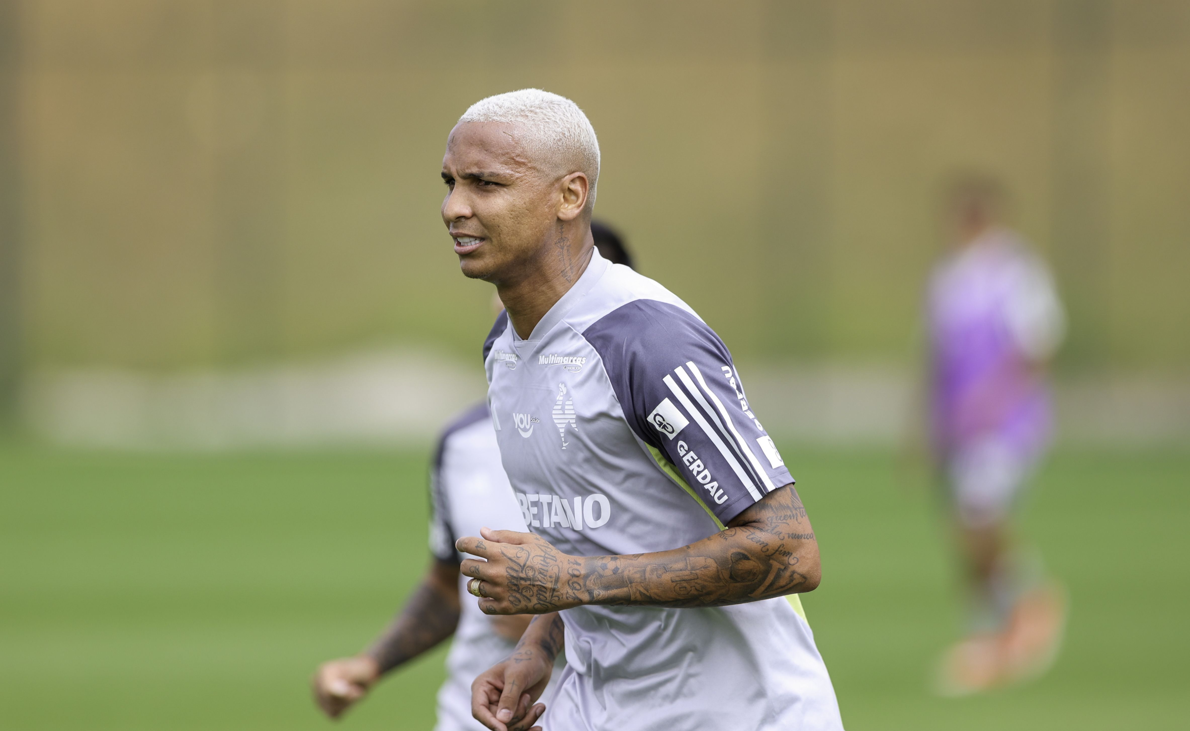 Deyverson vai a campo, e titular é ausência em treino do Atlético antes de clássico