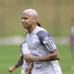 Deyverson vai a campo, e titular é ausência em treino do Atlético antes de clássico