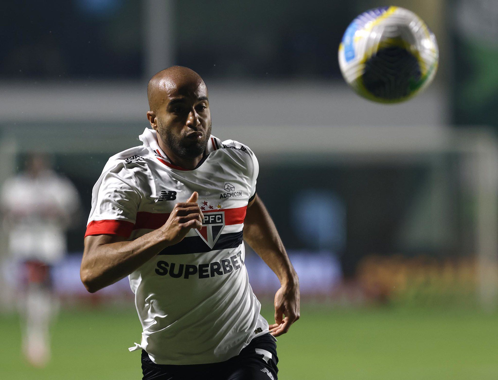 Na 'luta por tudo', São Paulo recebe Atlético-GO e mira volta ao G4 do Brasileiro