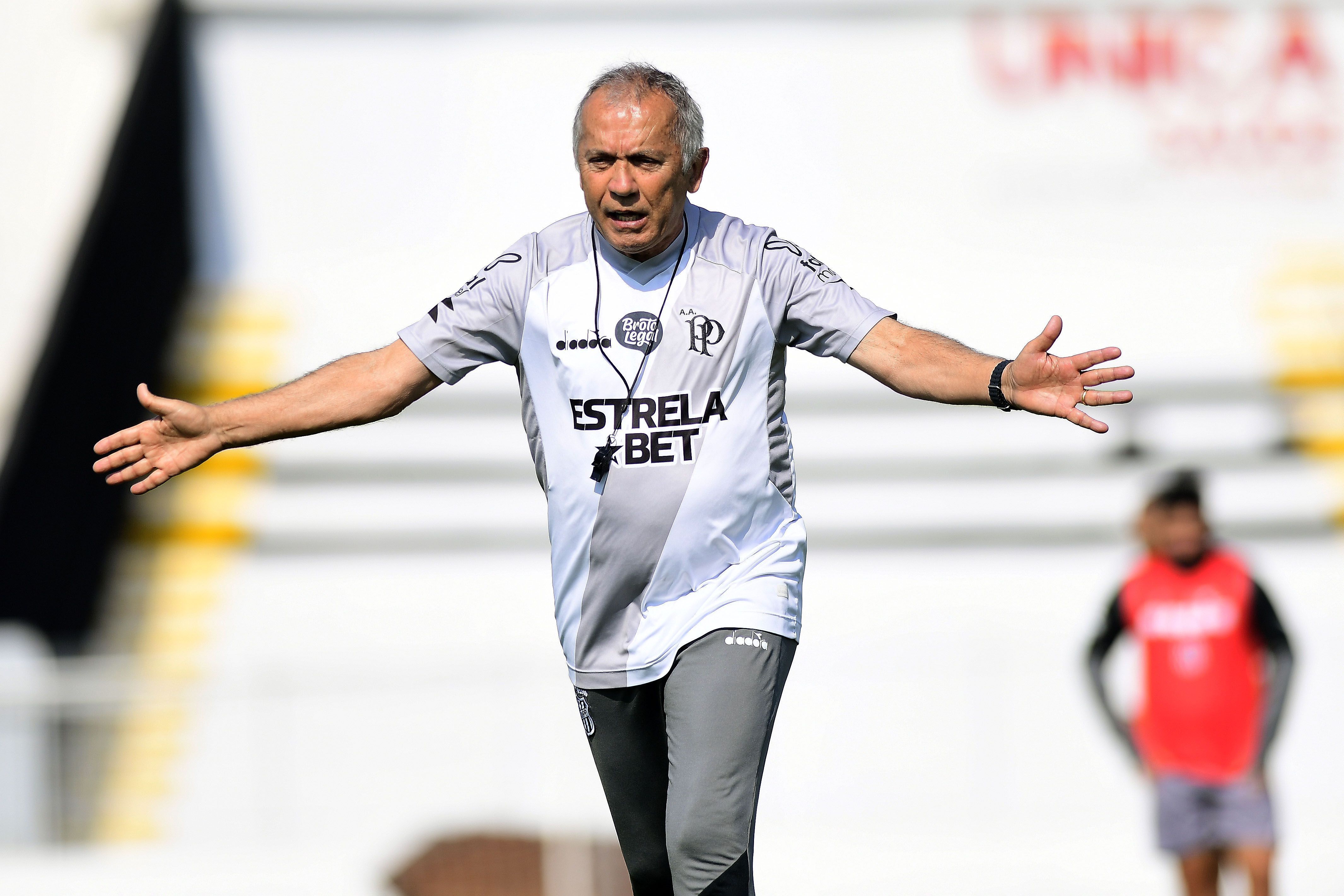 Nelsinho Baptista vai ter Ponte Preta com força máxima diante do Coritiba pela Série B