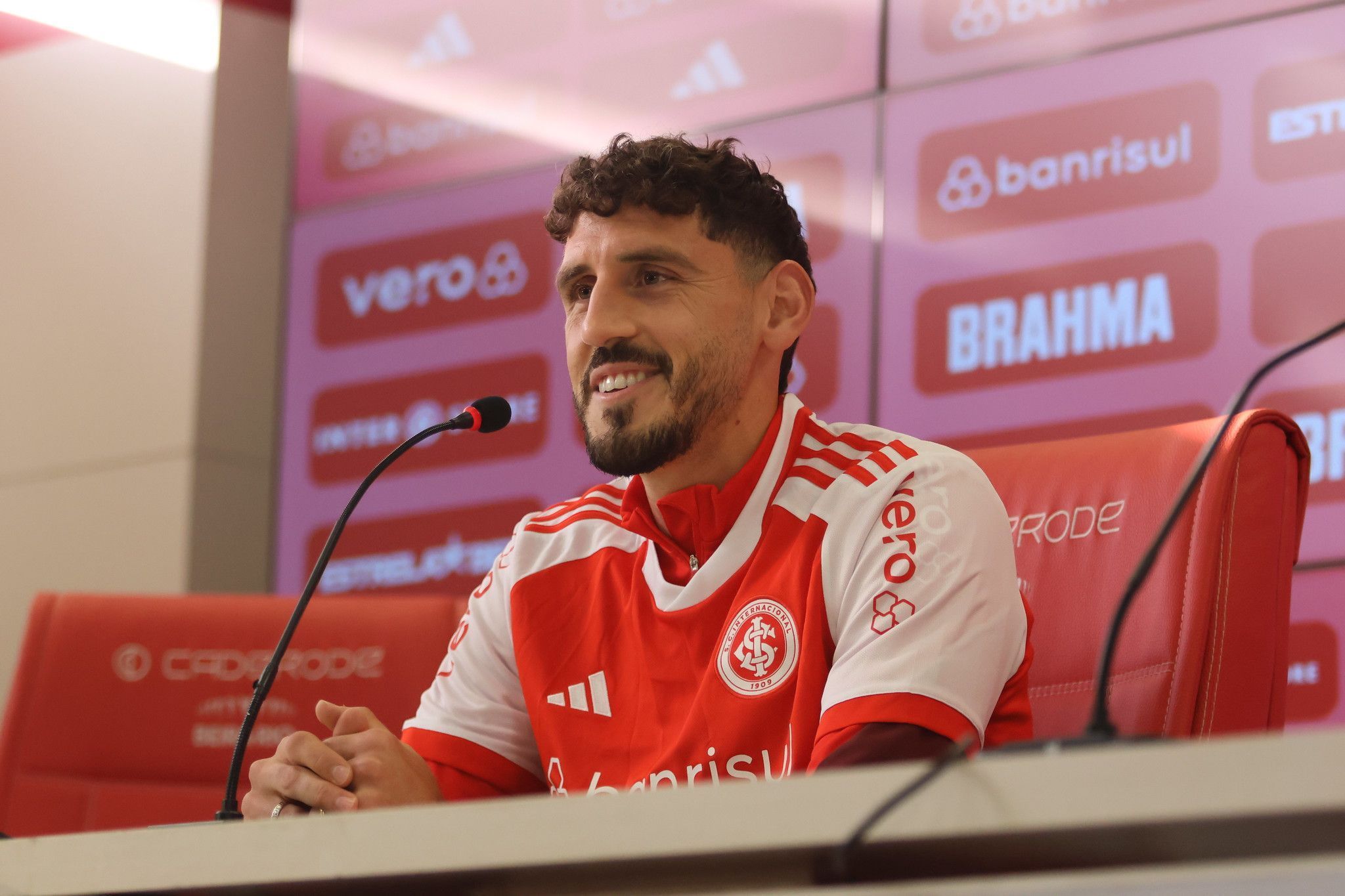Zagueiro Agustín Rogel é apresentado no Inter e fala sobre possível estreia
