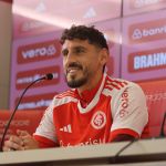 Zagueiro Agustín Rogel é apresentado no Inter e fala sobre possível estreia