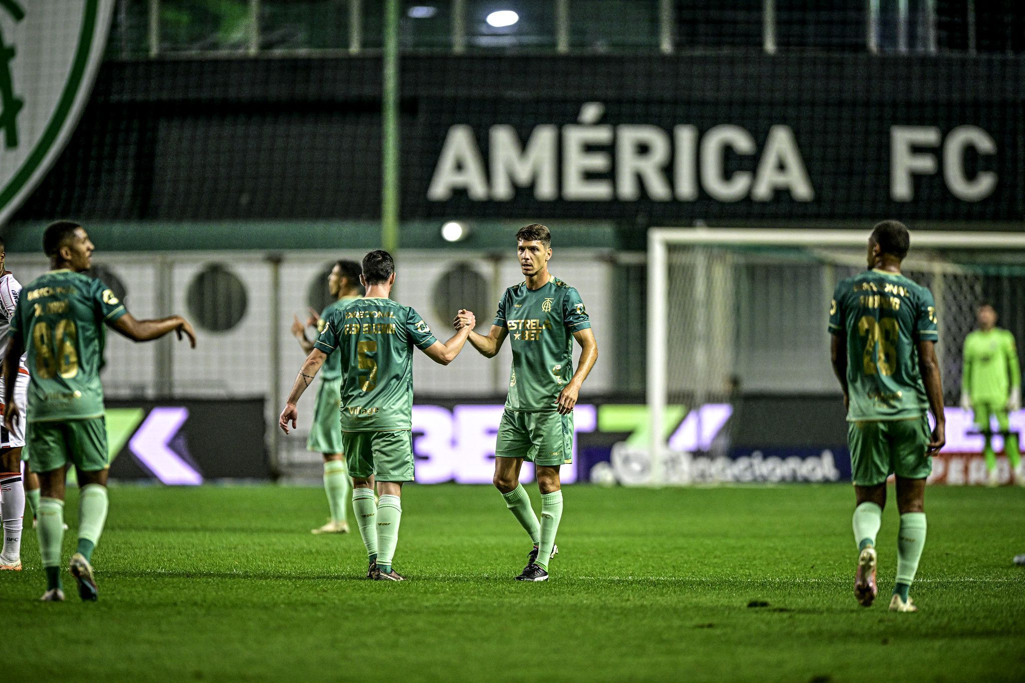 Com alívio e felicidade, veja como jogadores do América reagiram à vitória na Série B
