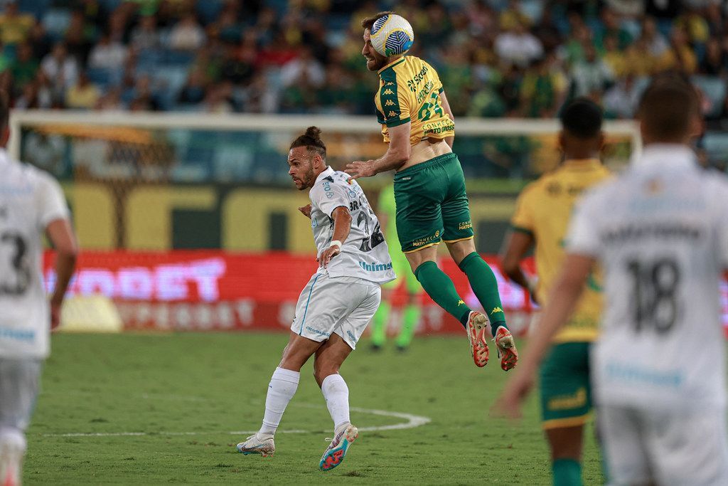 Braithwaite marca contra, mas faz dois gols e garante vitória do Grêmio sobre Cuiabá