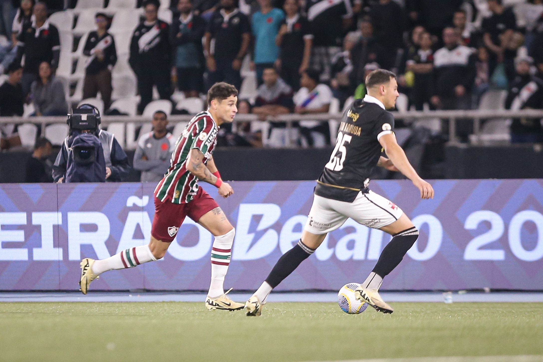 Lateral do Fluminense passa por cirurgia e vira desfalque para Mano Menezes