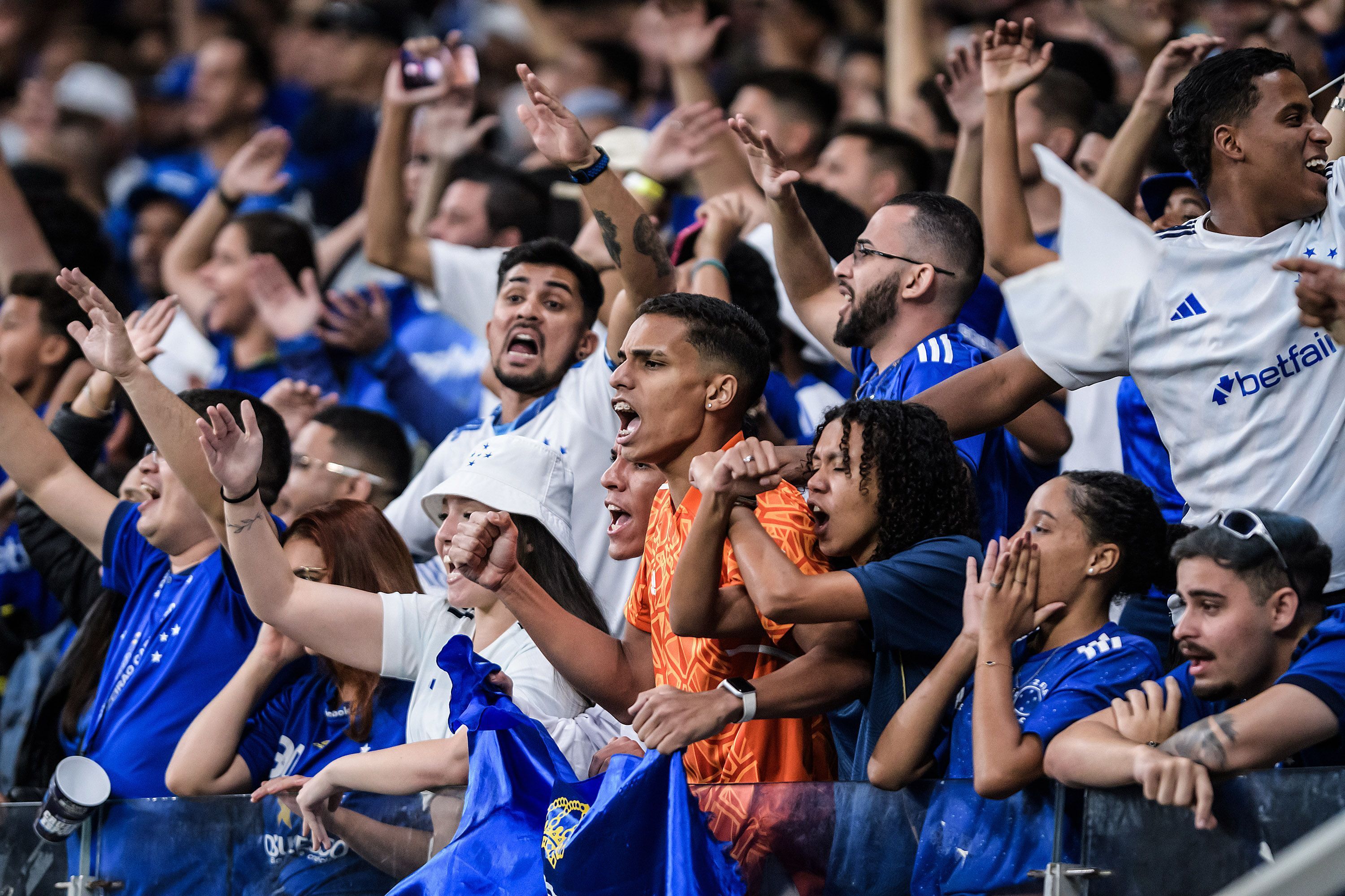 Torcida do Cruzeiro bate recorde de público do 'novo' Mineirão em clássico com Atlético