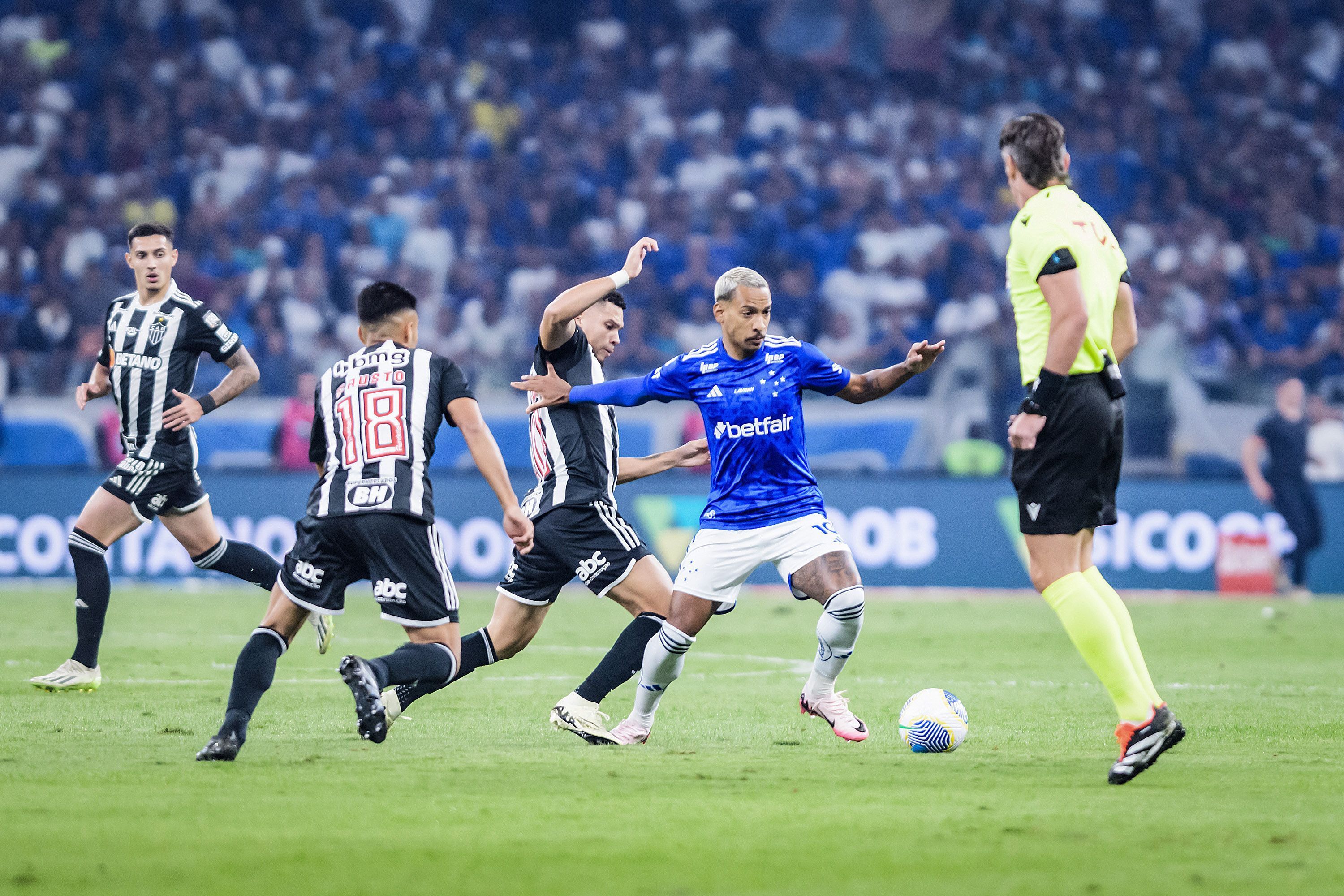 Matheus Pereira, do Cruzeiro, revela foto com camisa do Atlético e explica motivo