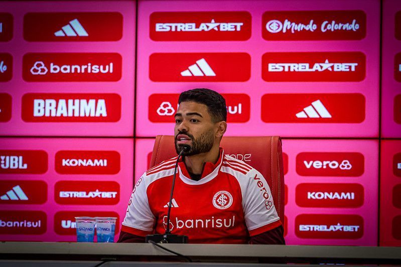 Bruno Tabata é apresentado no Inter e explica escolha pelo clube gaúcho